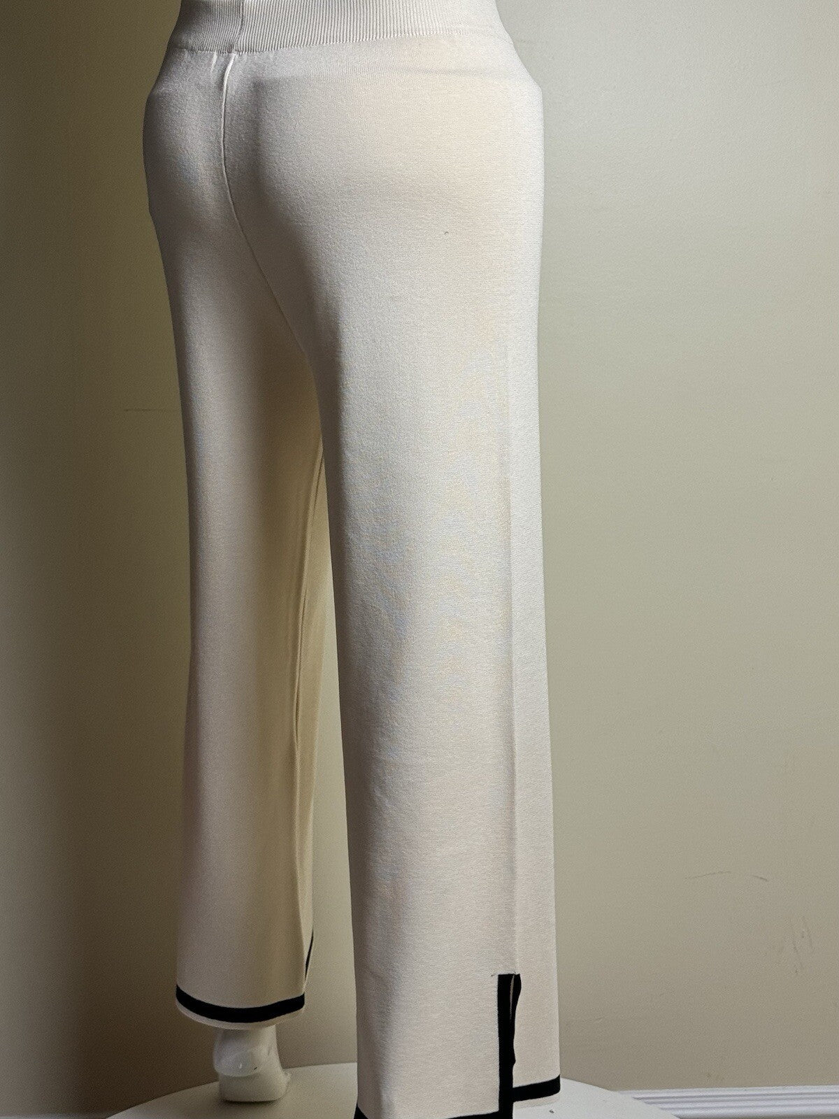 Women’s Beige Pull On Pants Sz XL.  (B.101)