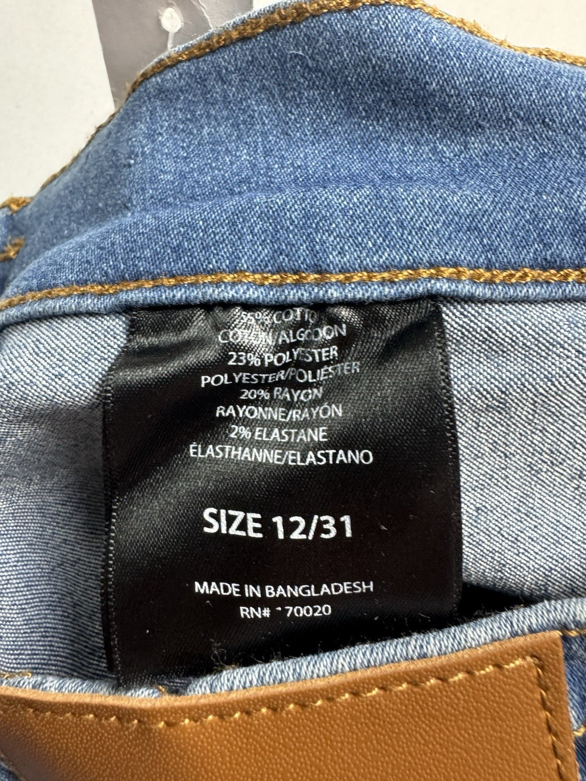 $78 Tahari Woman’s Comfort Luxe Denim Mid-Rise Bermuda Short  Sz 12  (B.155)