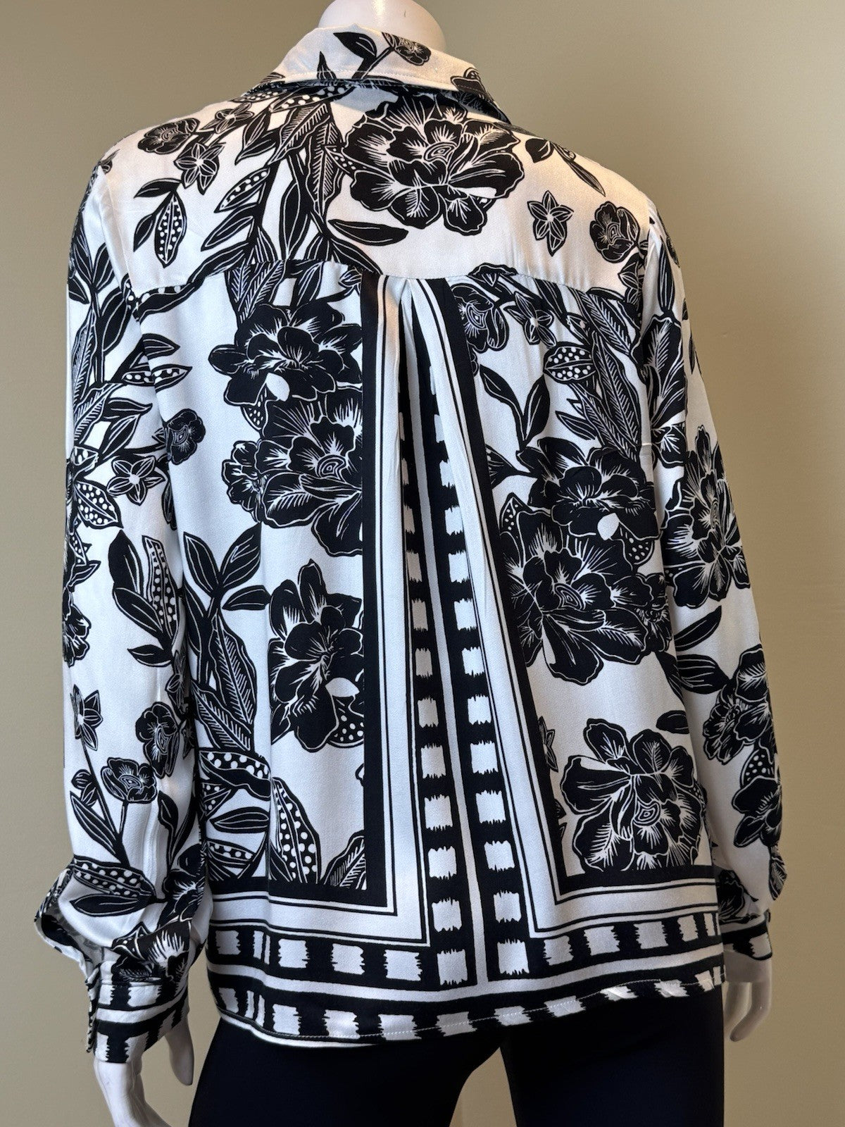 Rose & Thyme Women’s. Black/White Shirt Sz M  ( B.165)