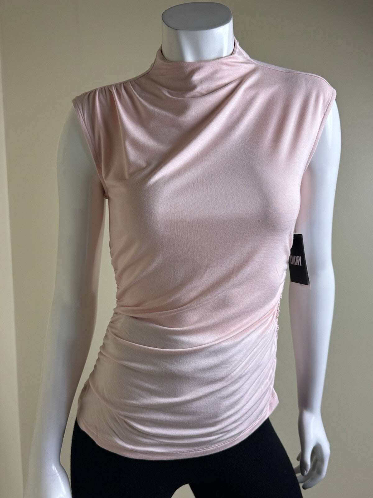 DKNY Women’s Sleeveless Top Sz S.  (B.130)