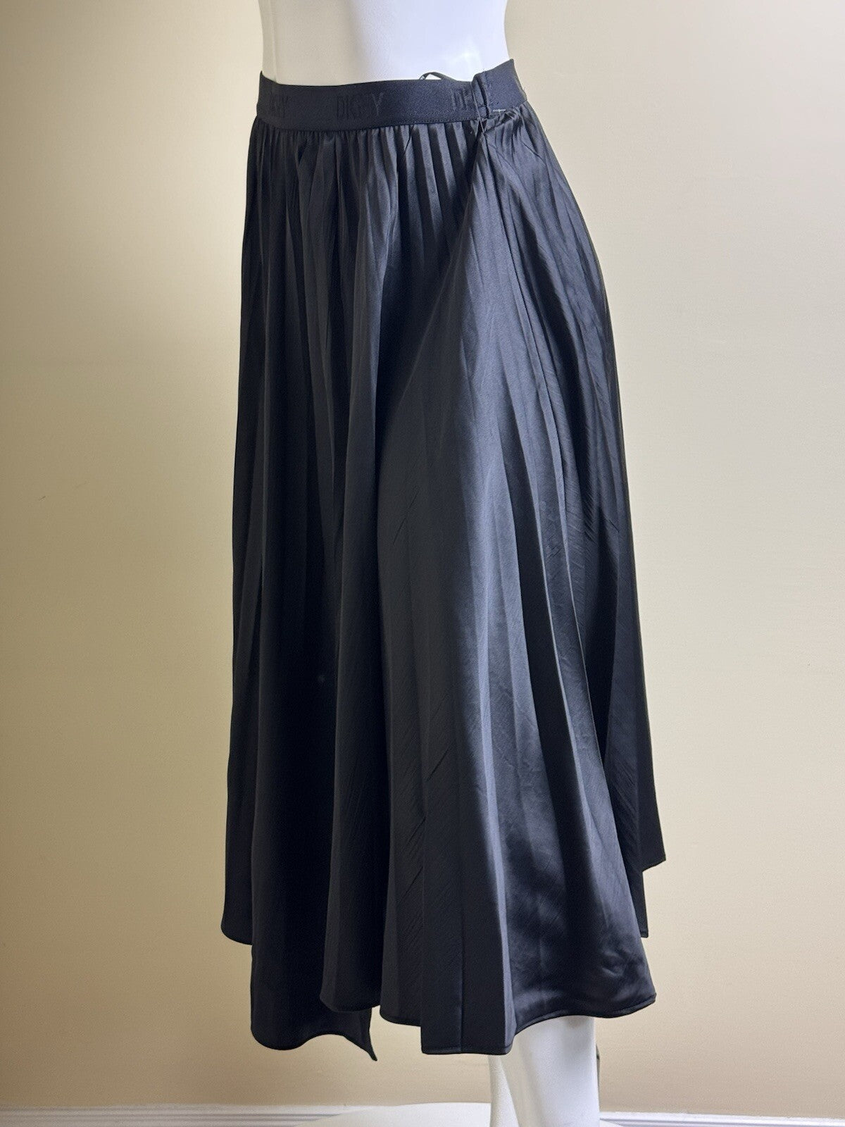 $109 DKNY Women's Pleaded Skirt Sz S.  (B.142)