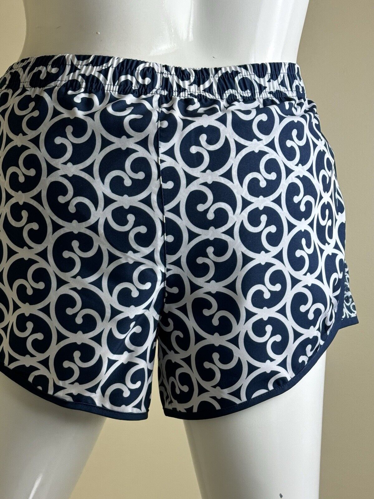 GRETCHEN SCOTT Shorty Shorts sz M. (B.72)