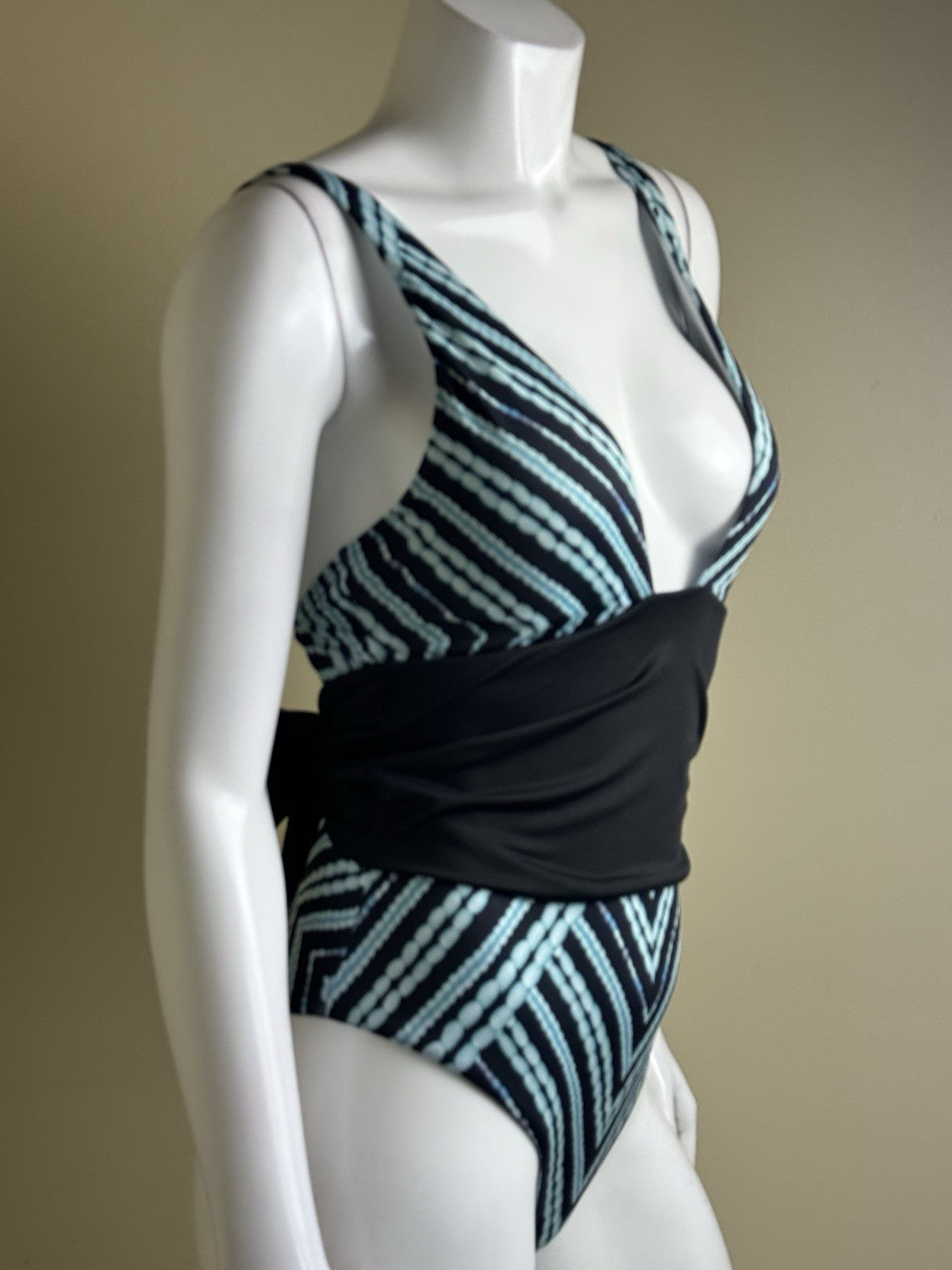 EMERALD BAY Women's One Piece Swimsuit SIZE 8.  (B.150)