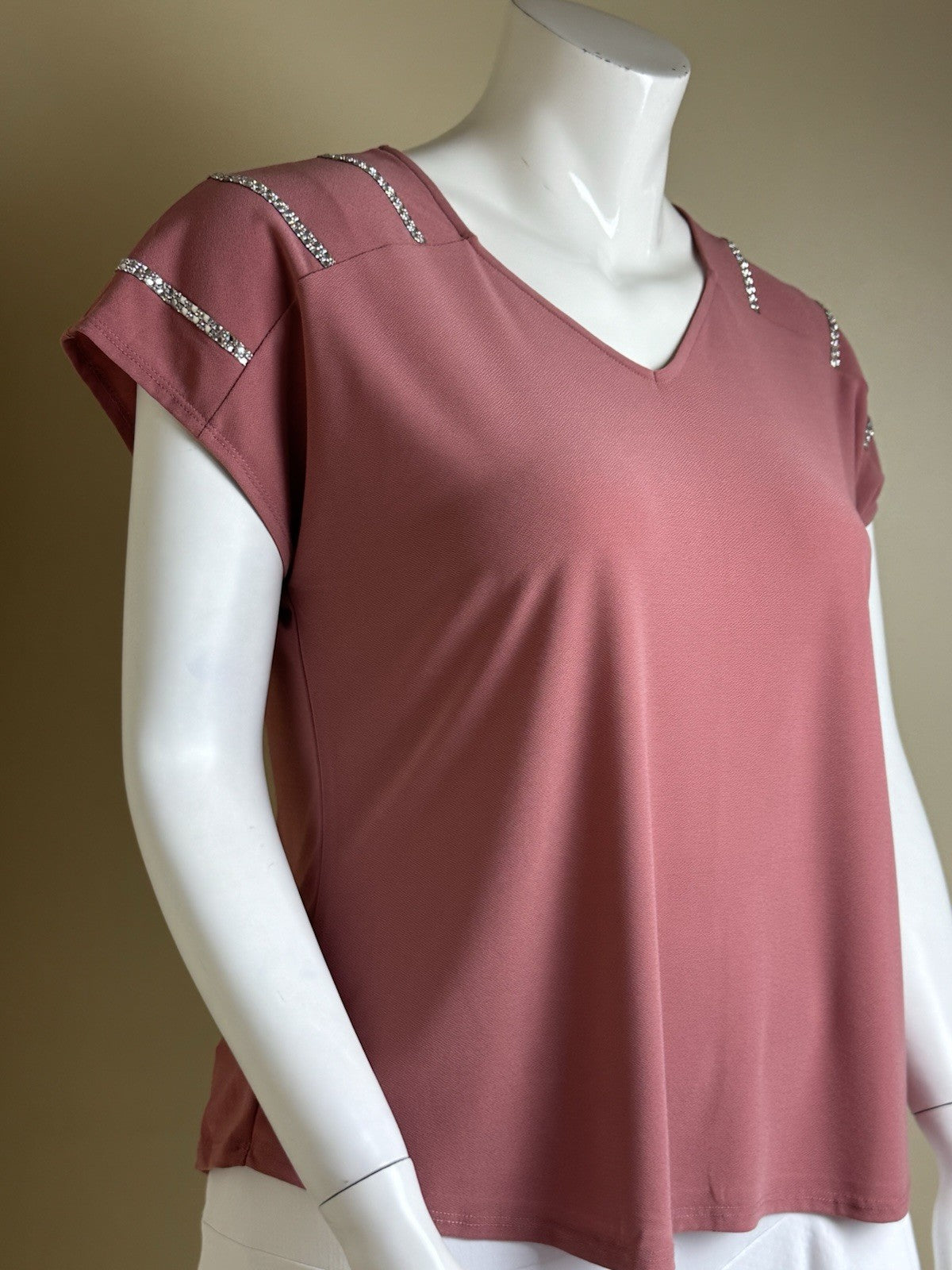 $54 Love Scarlett Women's Rhinestone on Shoulder Blouse Size L.      (B.187)