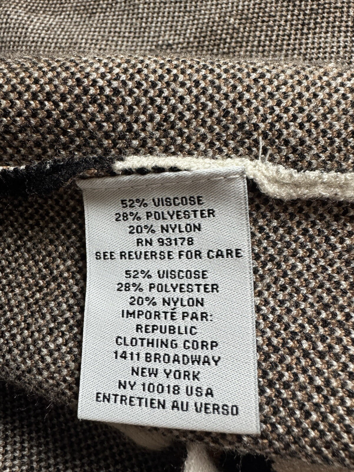 $98 Carmen Marc Valvo Hooded Zip Knit Poncho Size XL.  (B.125)