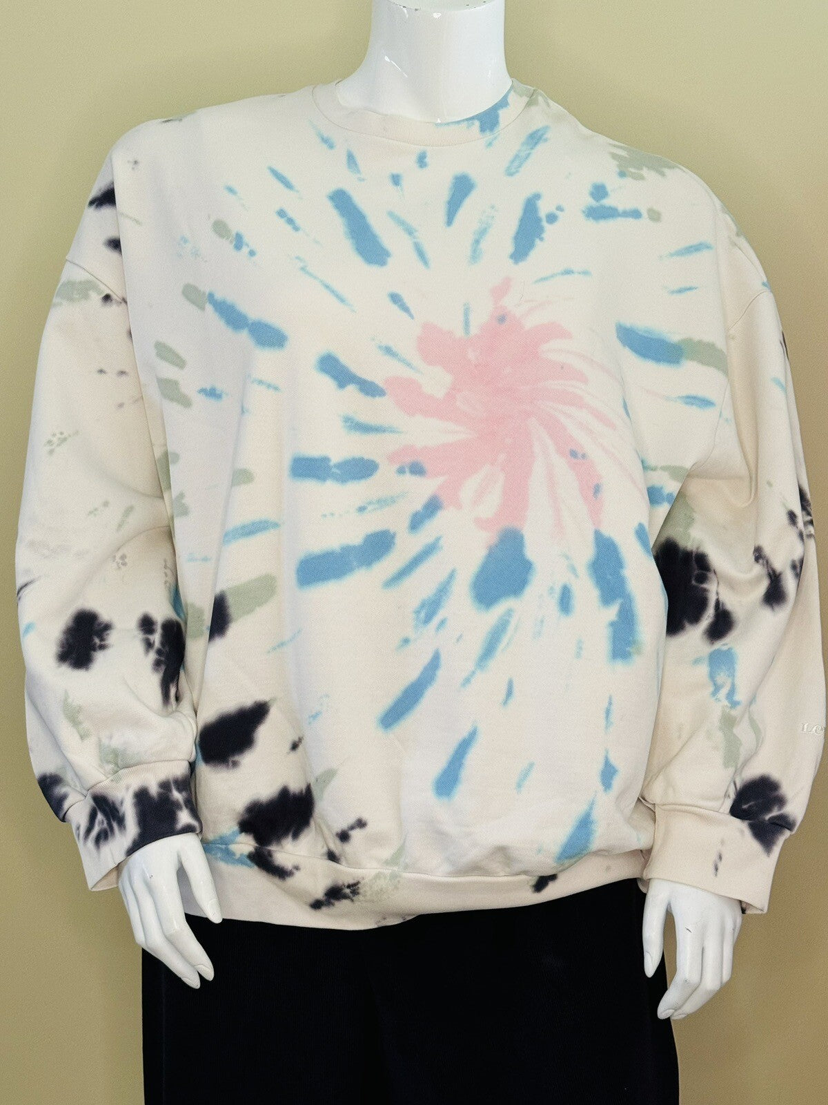 Levi’s Women’s Tie Dye Sweater Sz L.  (71)