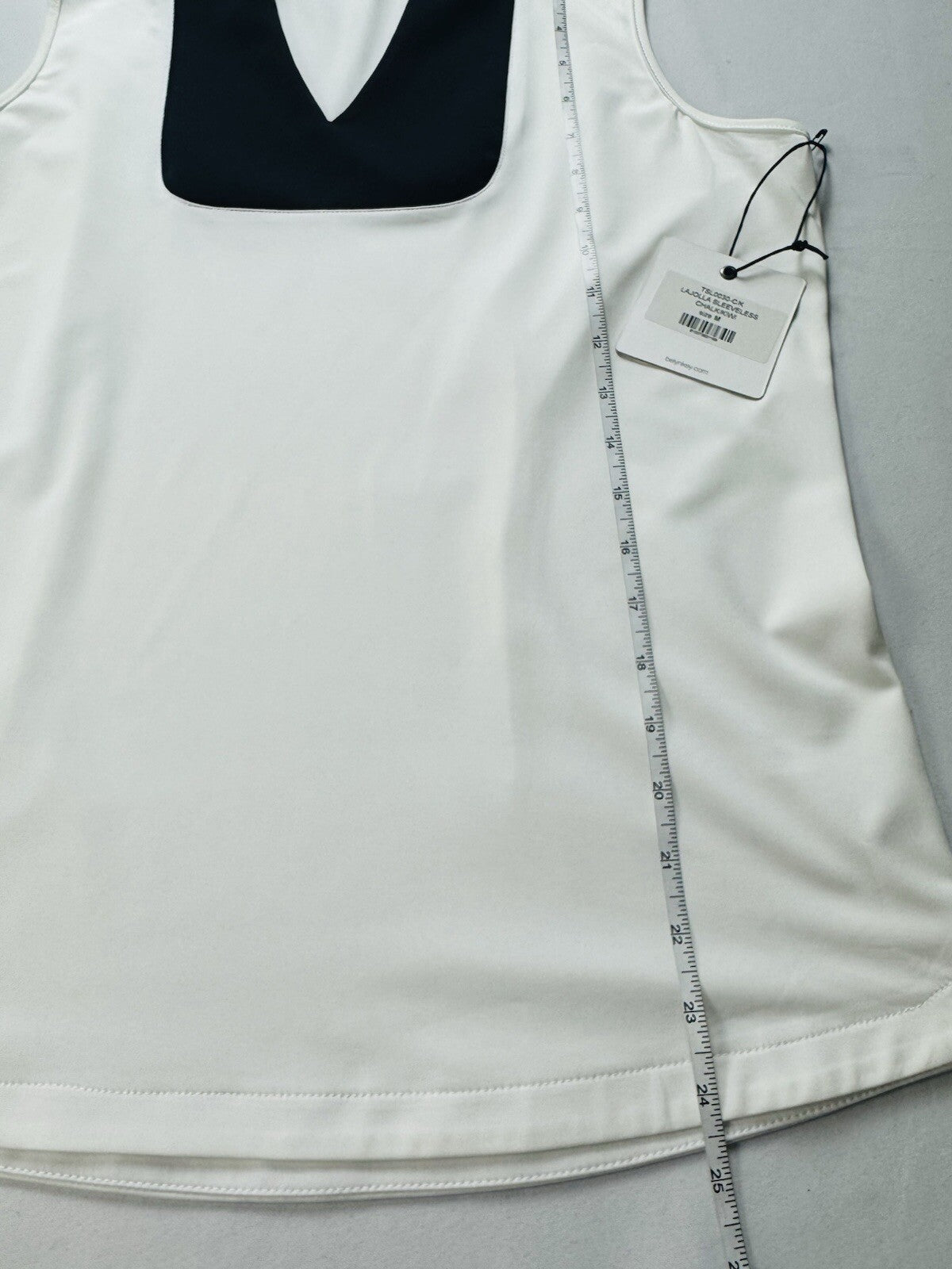 BELYN KEY Women’s Sleeveless Golf Shirt Sz M.    (B.139)