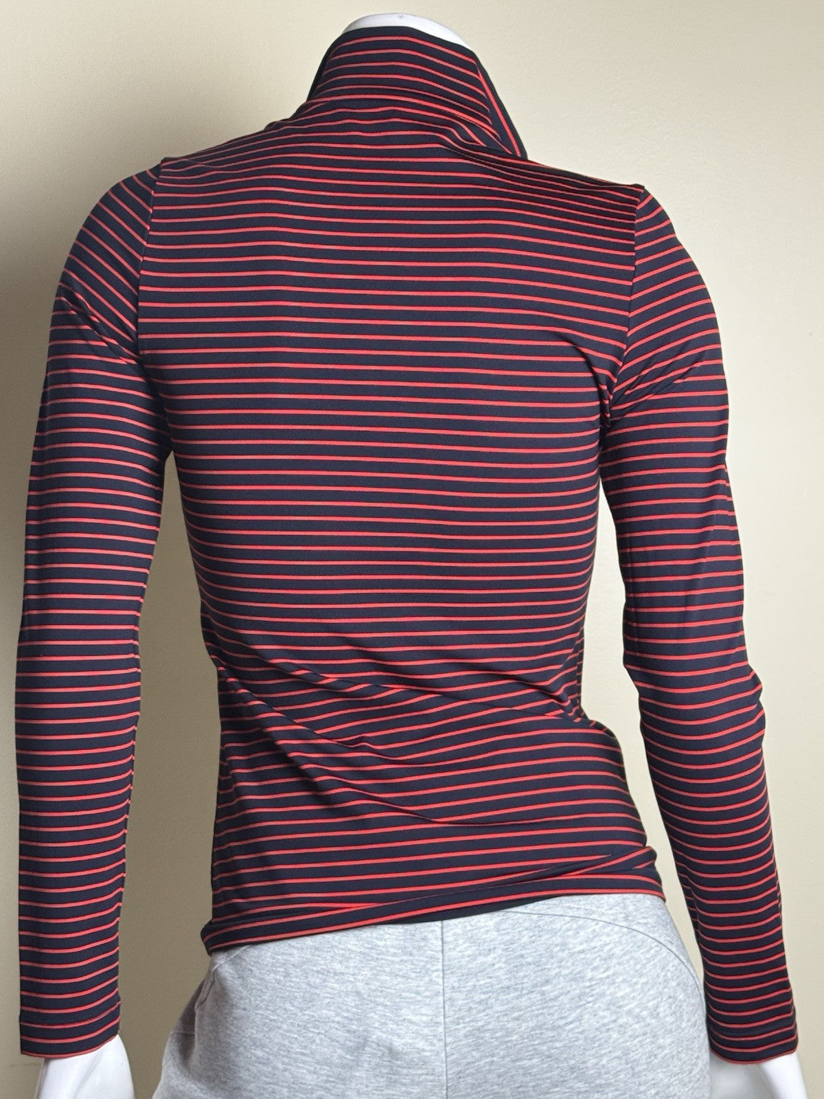 Lohla Sport Women’s Golf Sweatshirt Sz S.      (B.189)