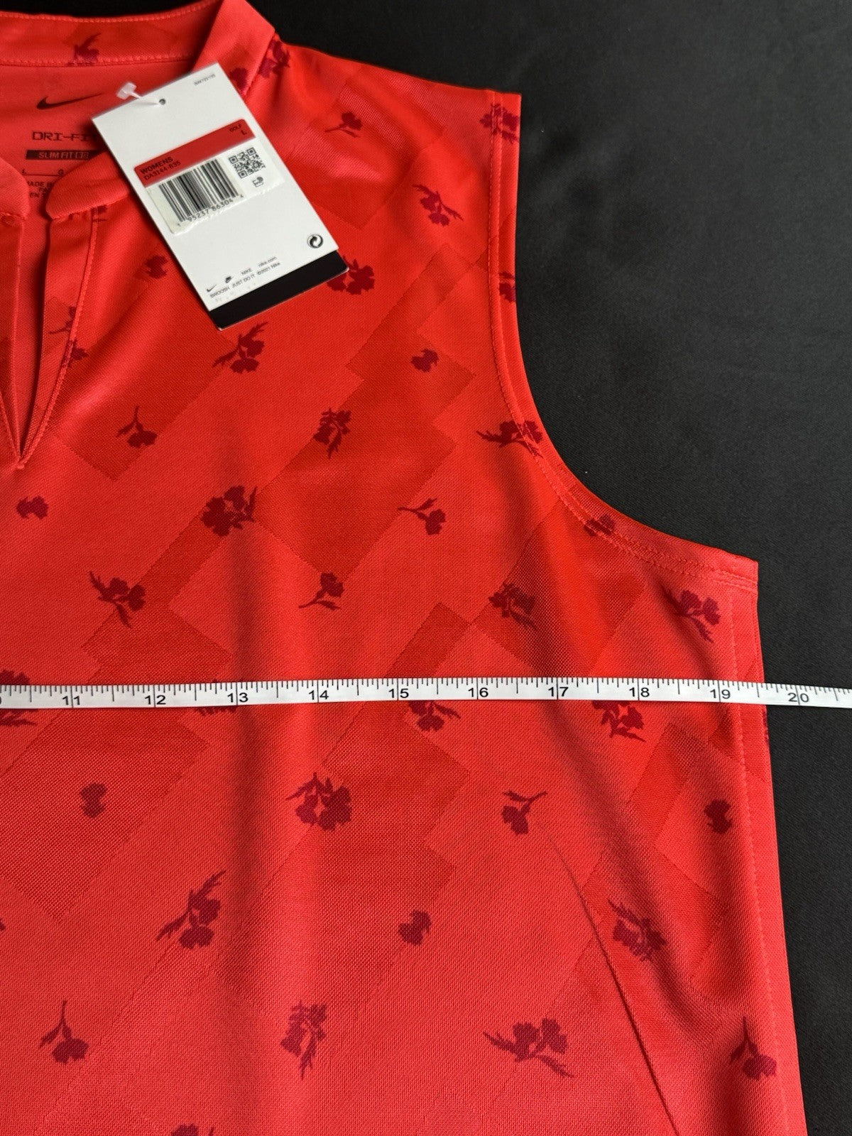 Nike Women’s Golf Sleeveless Shirt Sz L.       (B.172)