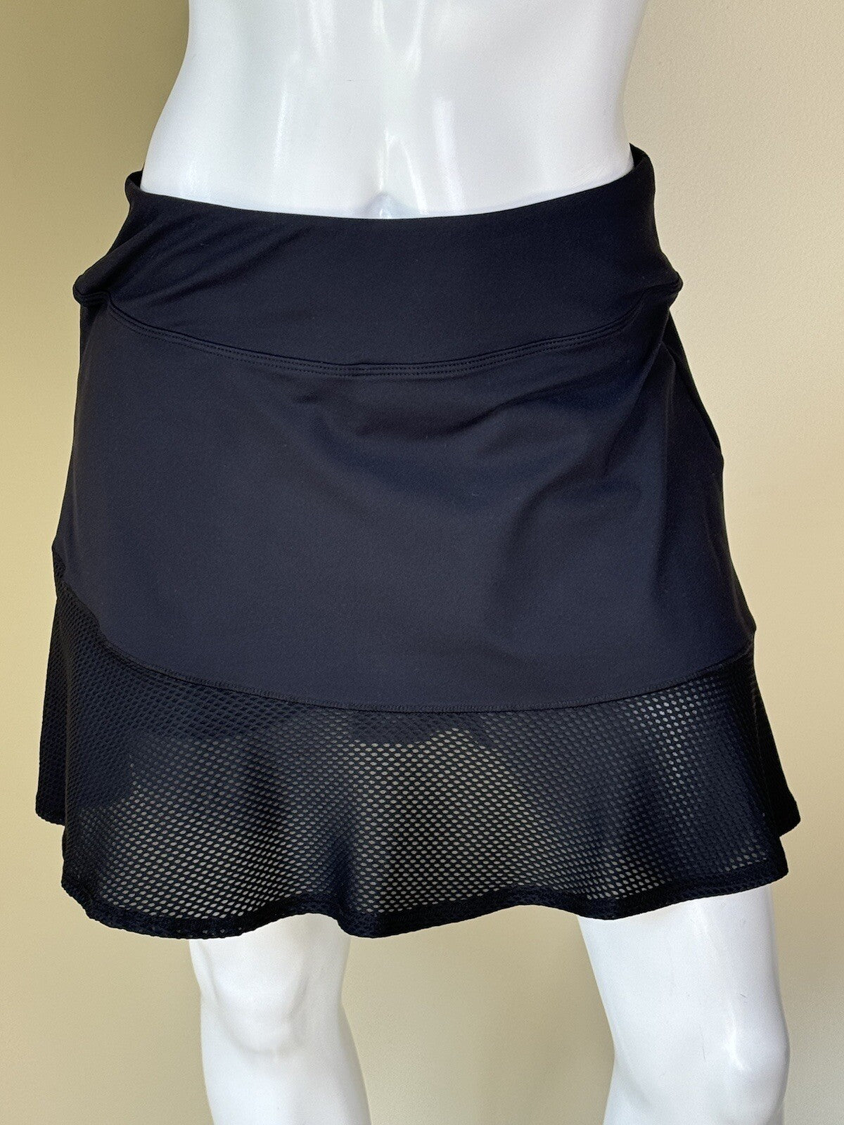 FIA Green California Women’s Black Skirt Sz M. (B.67)