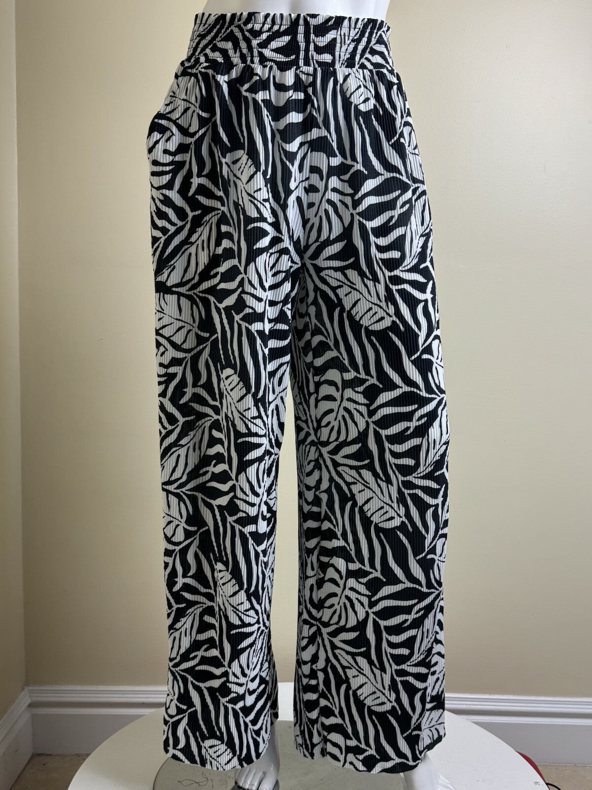 $89 Ellen Tracy Women’s Trousers Leaf Print Sz S. (B.141)
