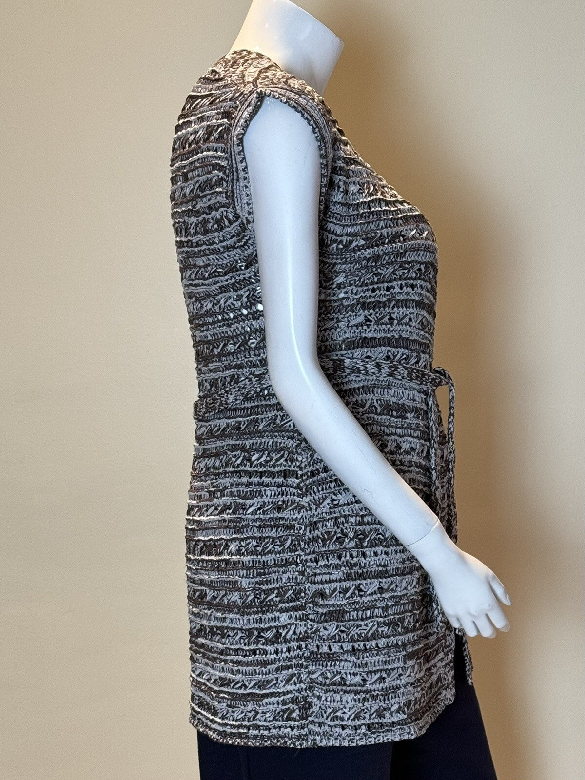 $180 VERTIGO Women’s Knit Cardigan Sz L.      (B.63)