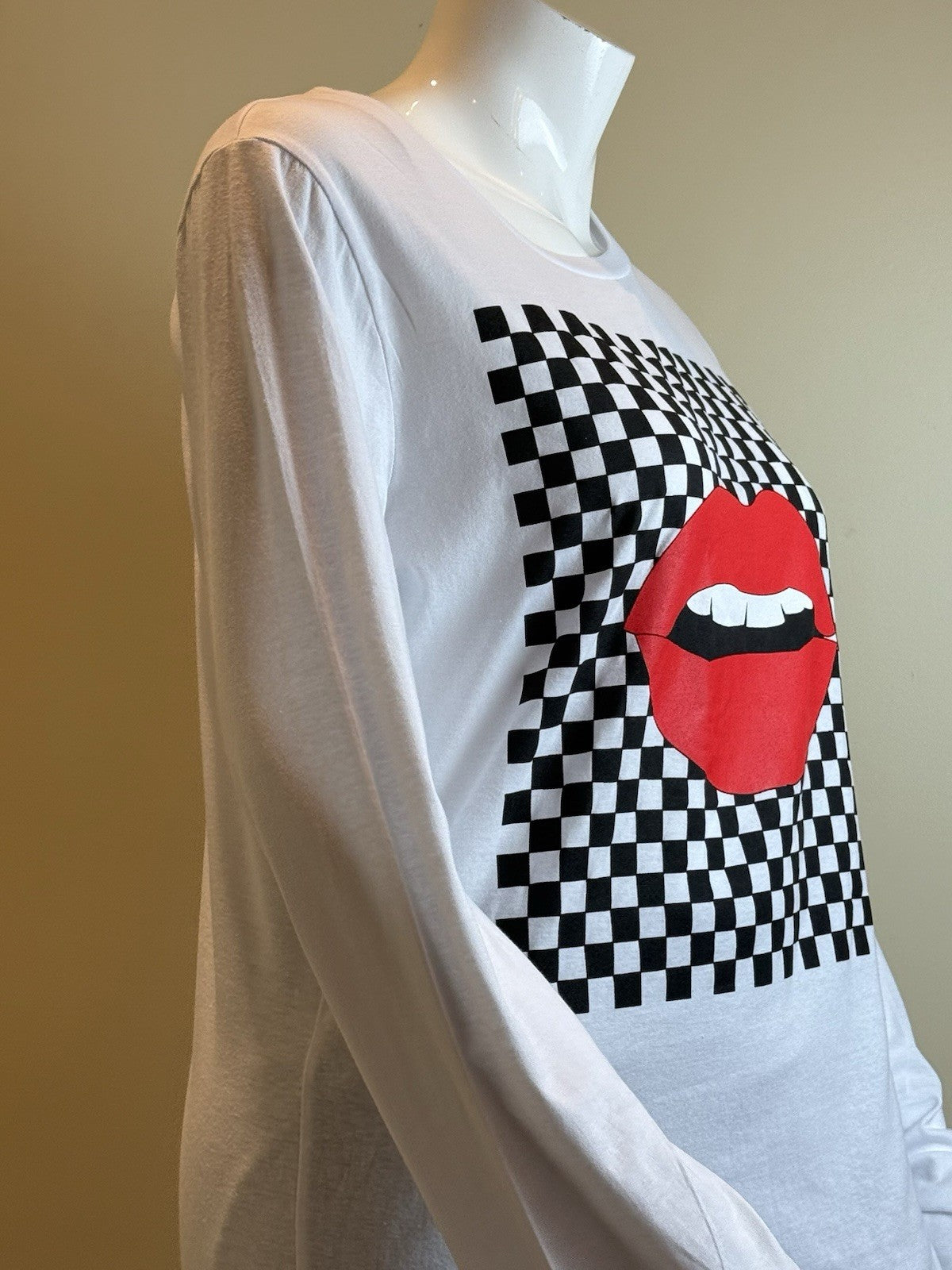 On Fire Women's White T-Shirt Lips Logo Size 1X.  (B.167)