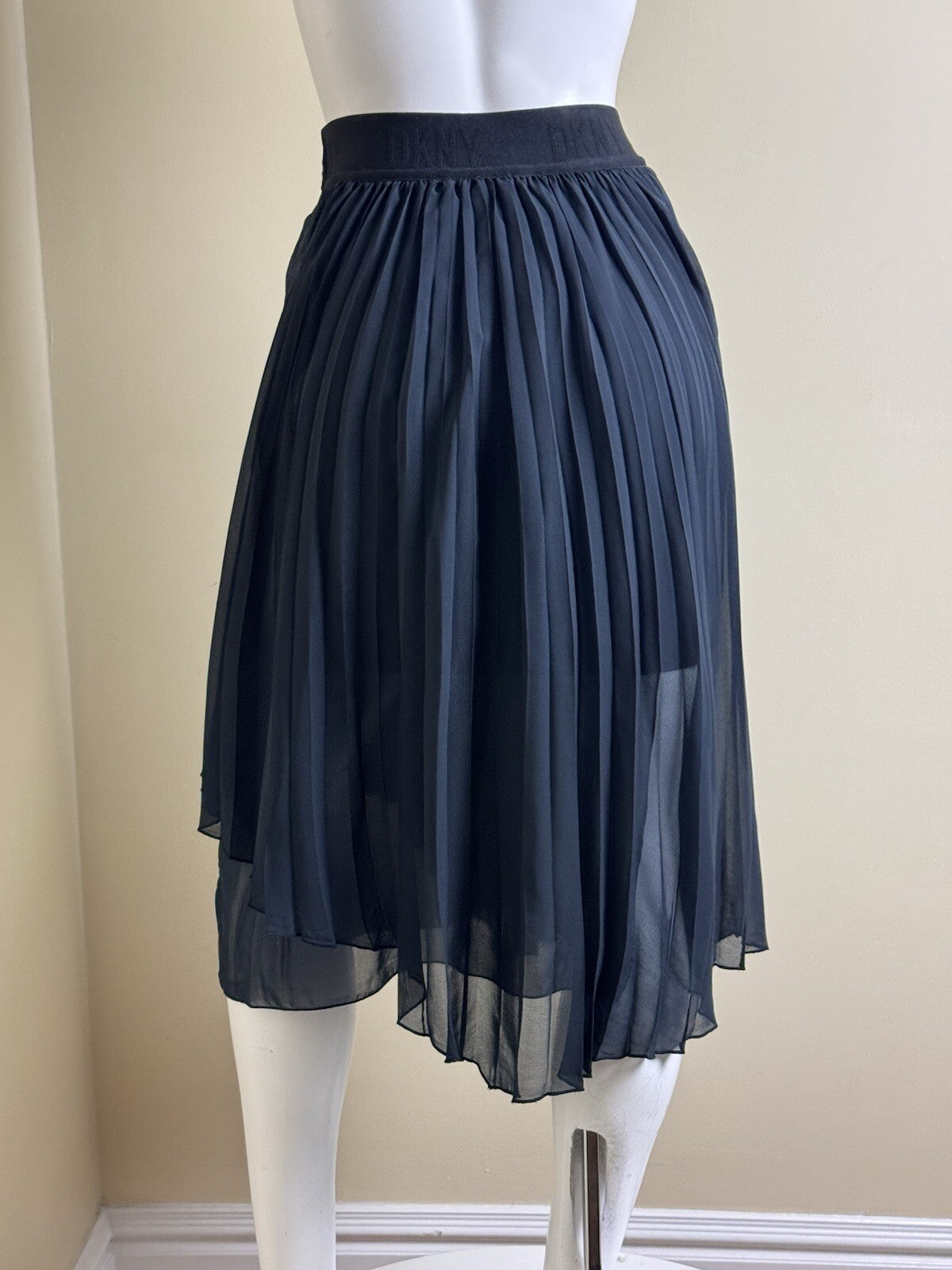 $129 DKNY Women's Lace Skirt Sz XXS.  (B.130)