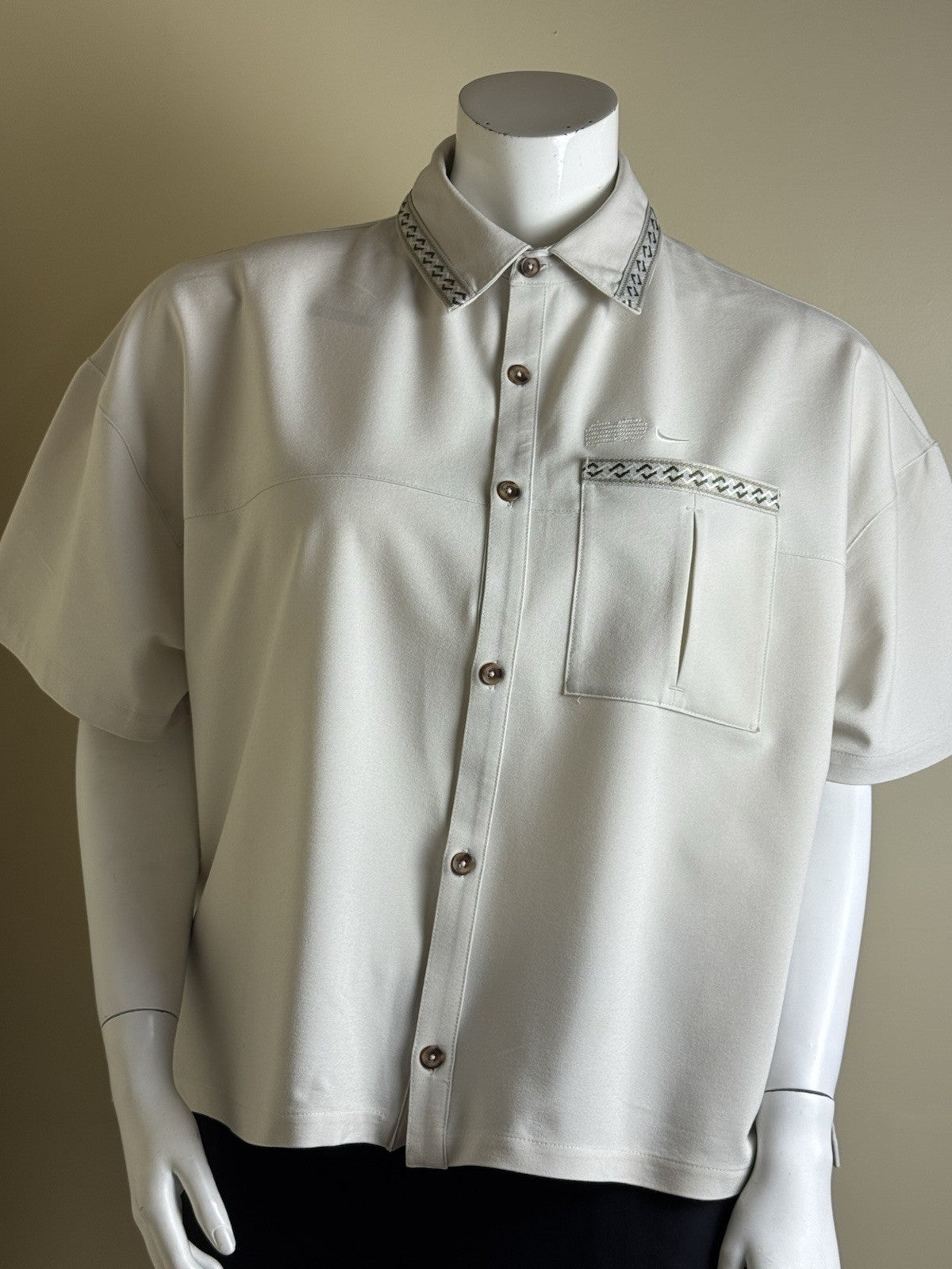 $75 Nike Women’s Button Down Shirt Sz XL.       (B.191)