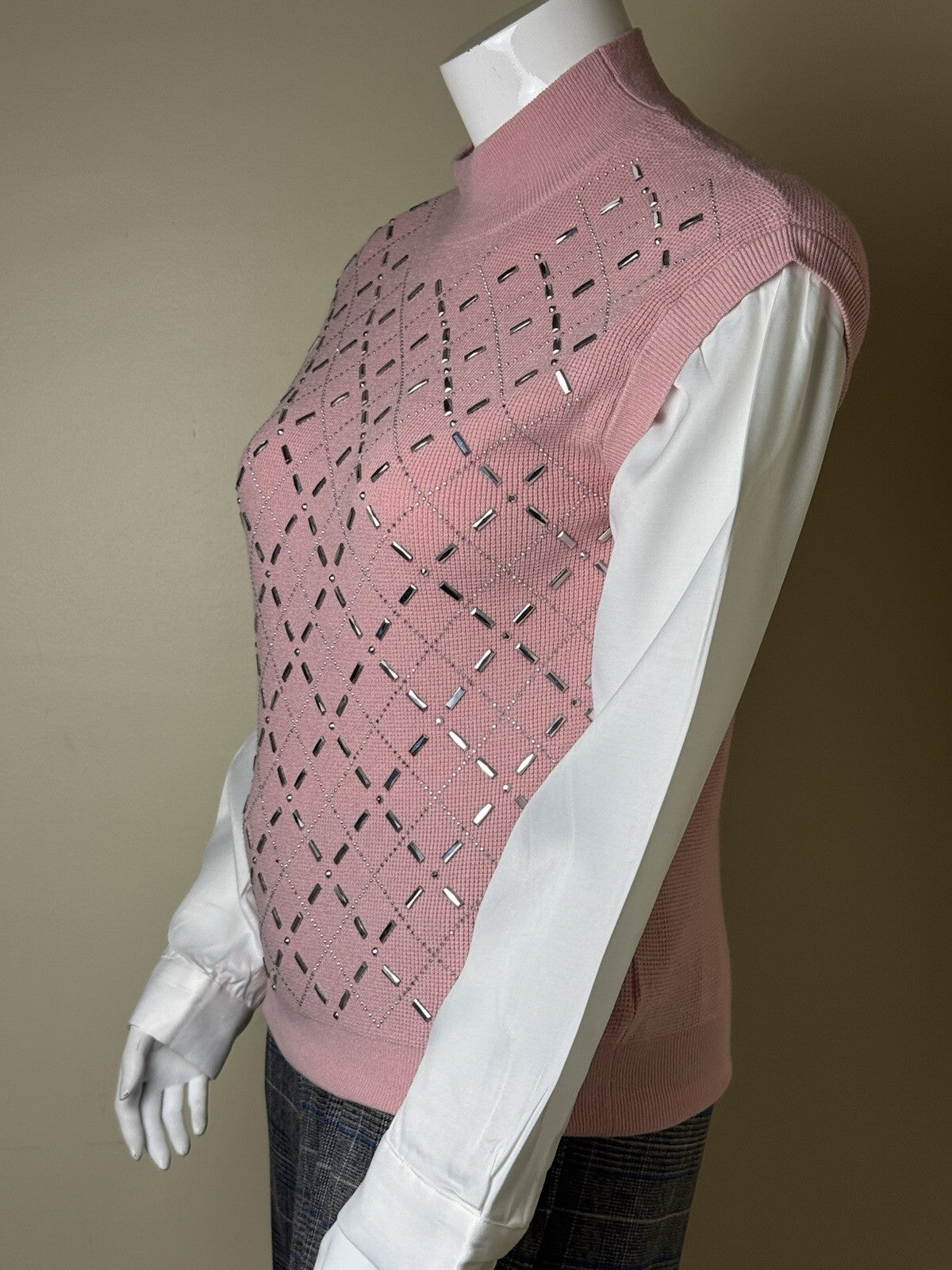 On Twelfth Women’s Rhinestone Sweater SZ XL.     (B.127)