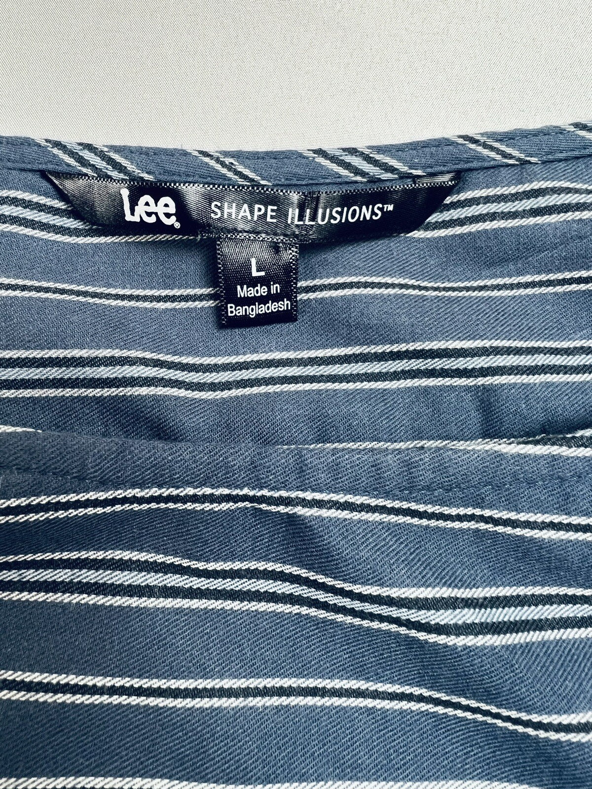 Lee Shape Illusions Women’s Blouse/Top Sz L Blue White Striped