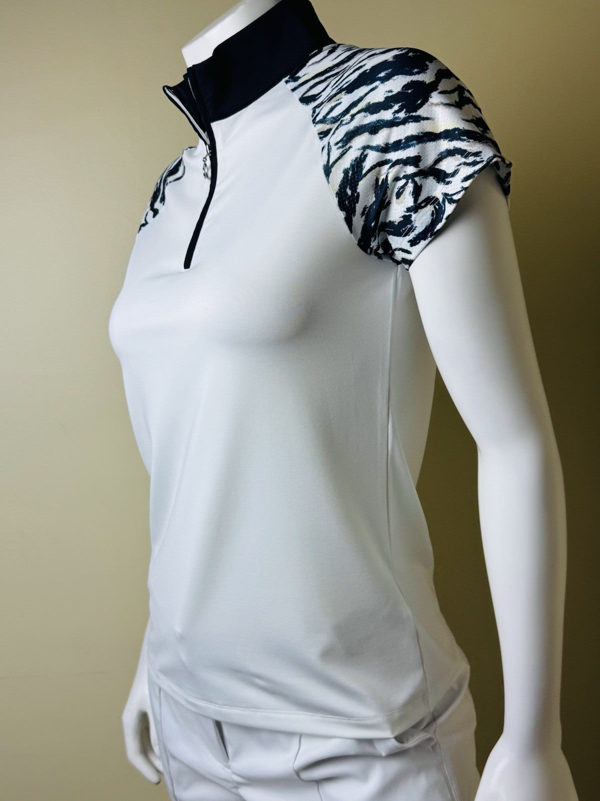 $96 Daily Sports Women’s Golf Shirt Sz S     (B.163)