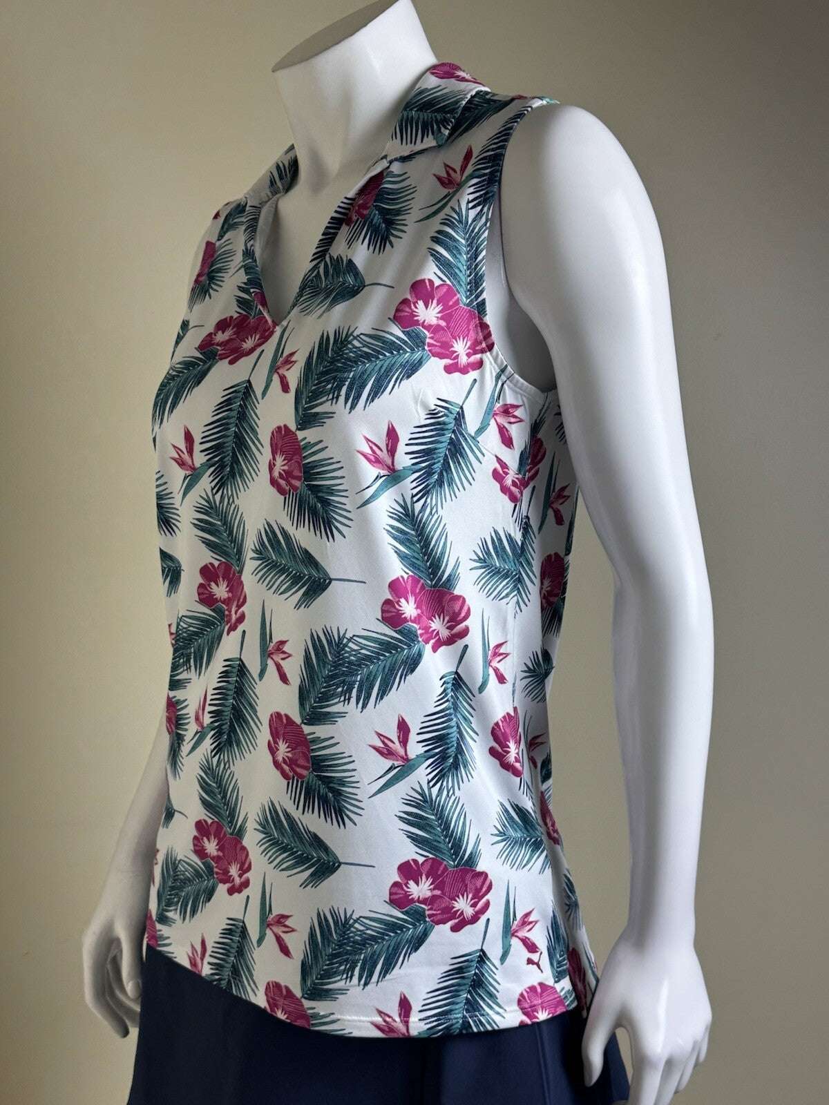 Puma Women’s Golf Shirt Sleeveless Sz M.  (B.140)