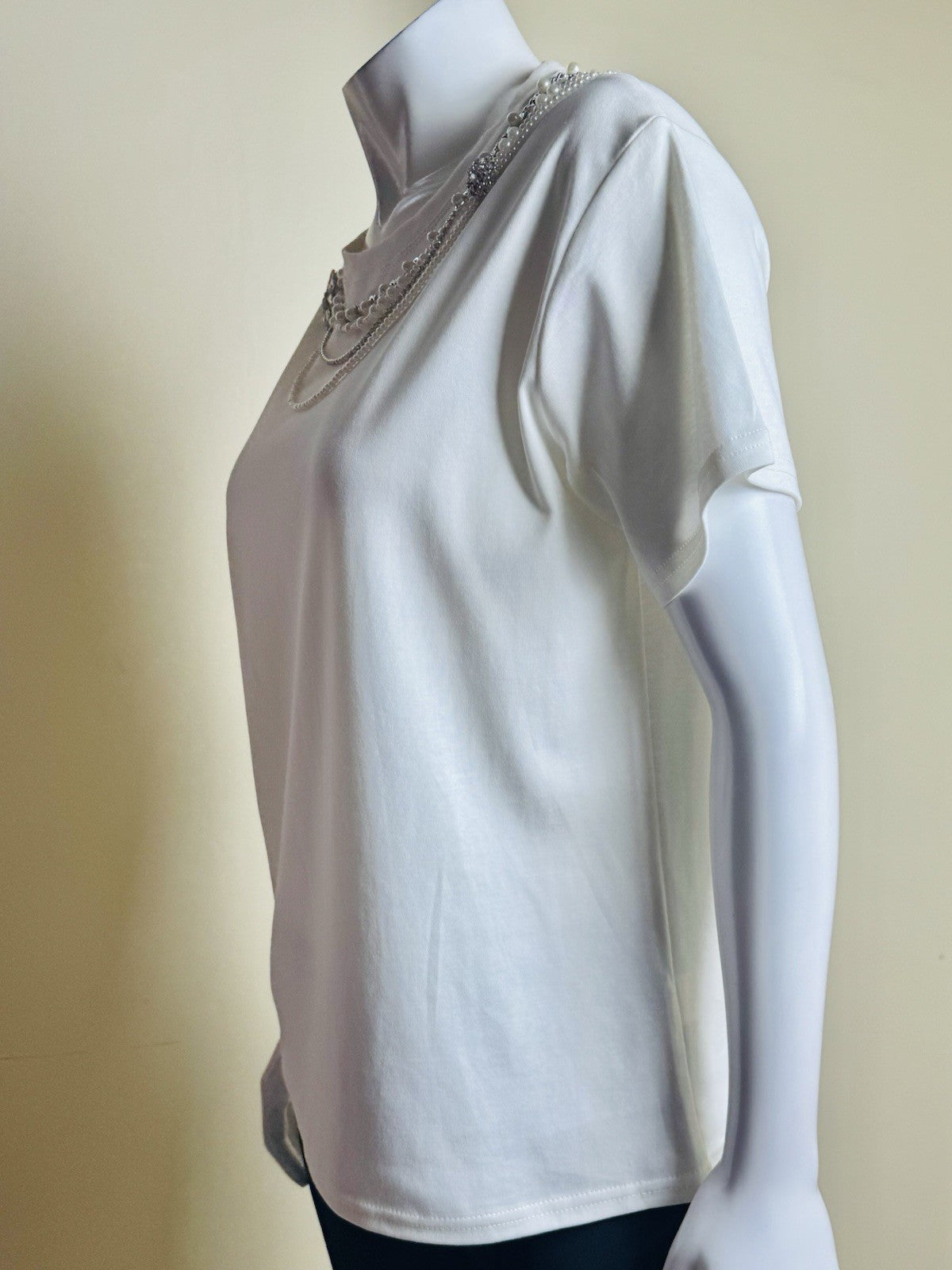 L/C Lizette Collection Ivory Rhinestones Women’s Shirt Sz M.     (B.181)