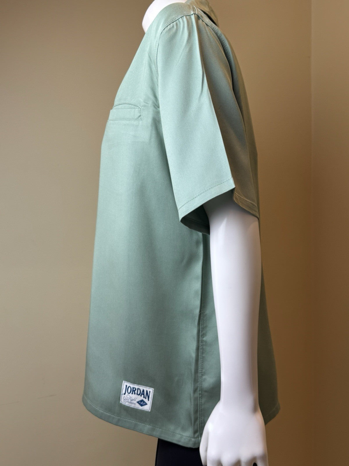 $75 Nike Women’s Michael Jordan Button Down Shirt Sz S.       (B.165)