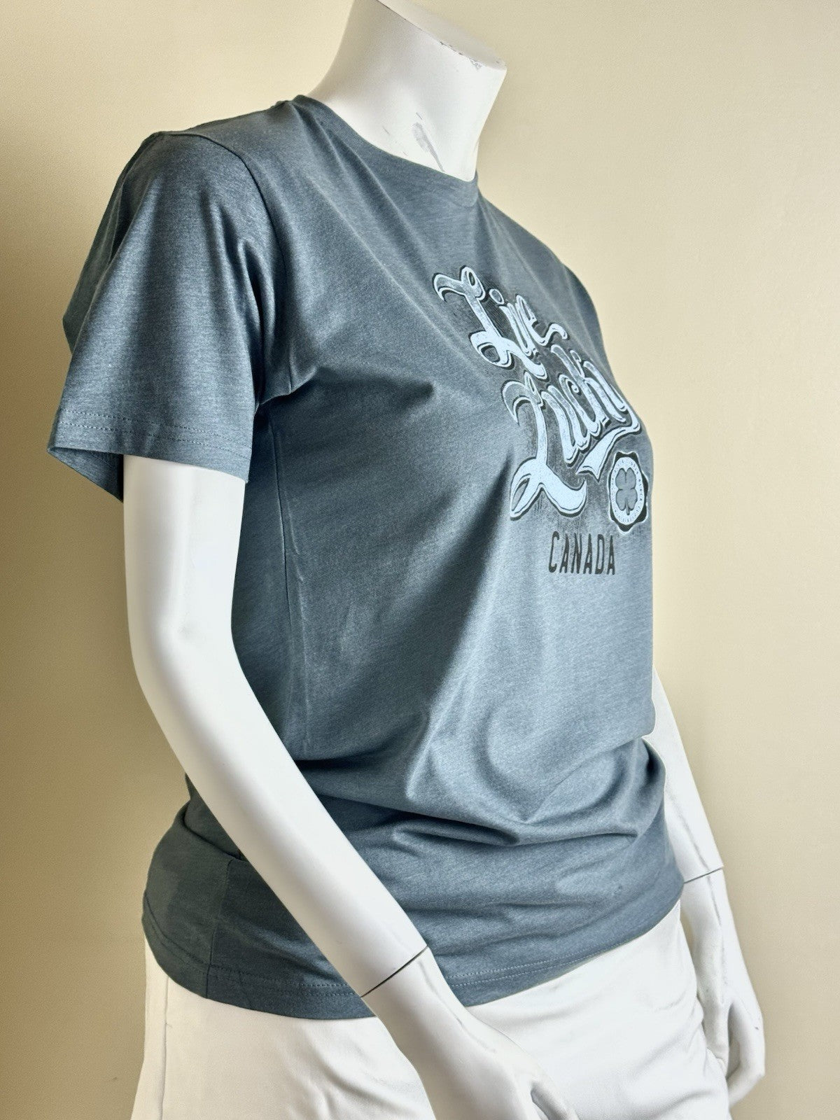 Black Clover Women’s T-Shirt Logo Sz L.     (B.181)