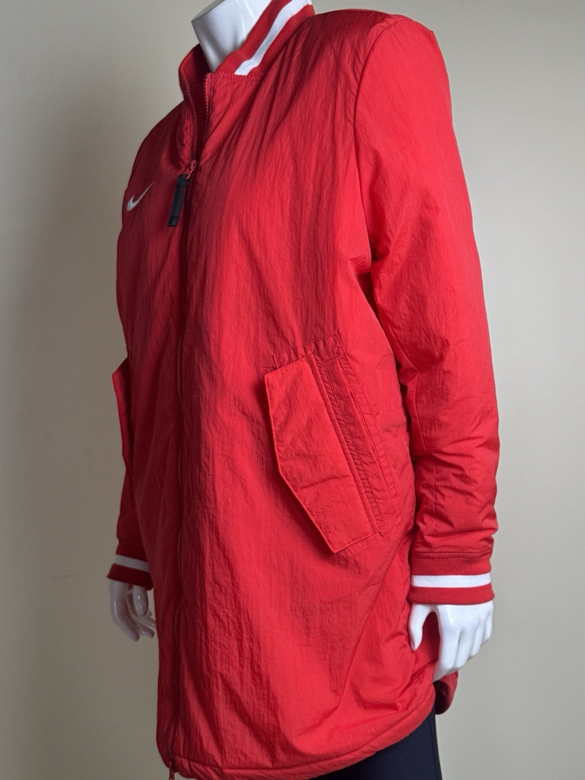 NIKE Women’s Red Long jacket Size L.   (B.091)