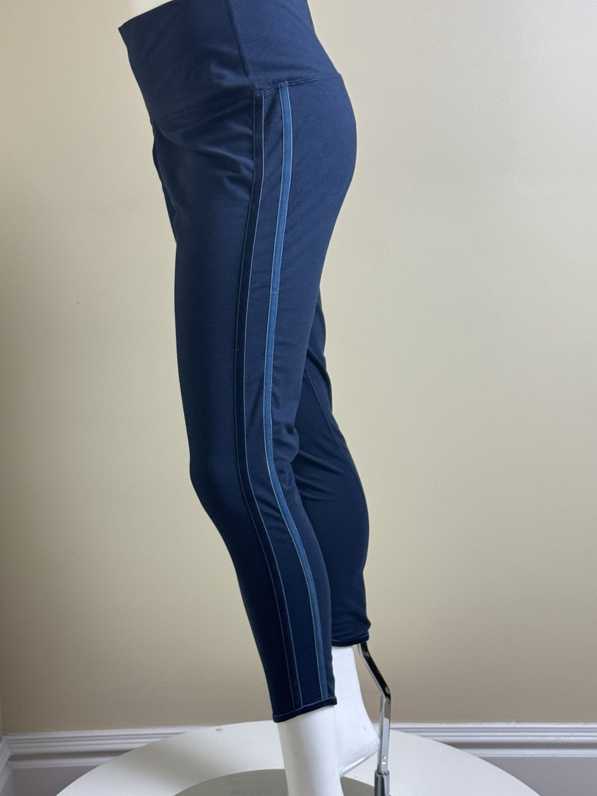 $88 TASC Performance Women's Leggings Navy Blue Velvet Stripe Size XL. (B.121)