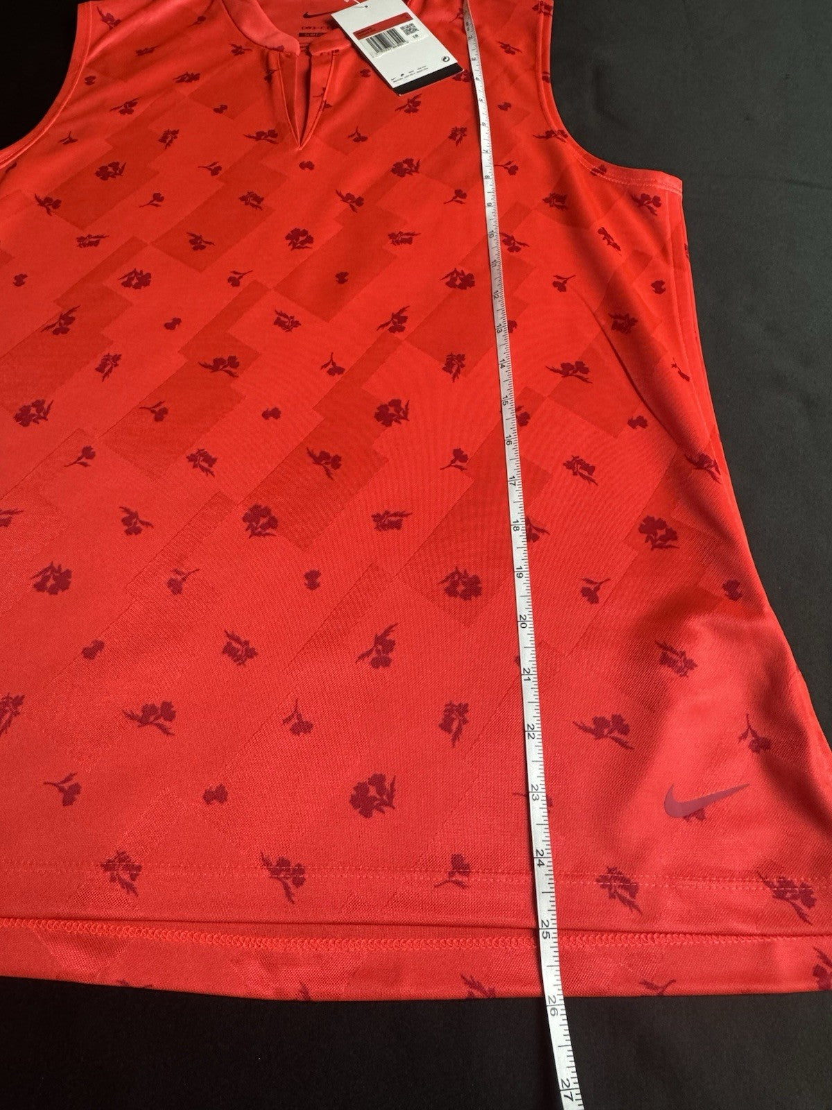 Nike Women’s Golf Sleeveless Shirt Sz L.       (B.172)