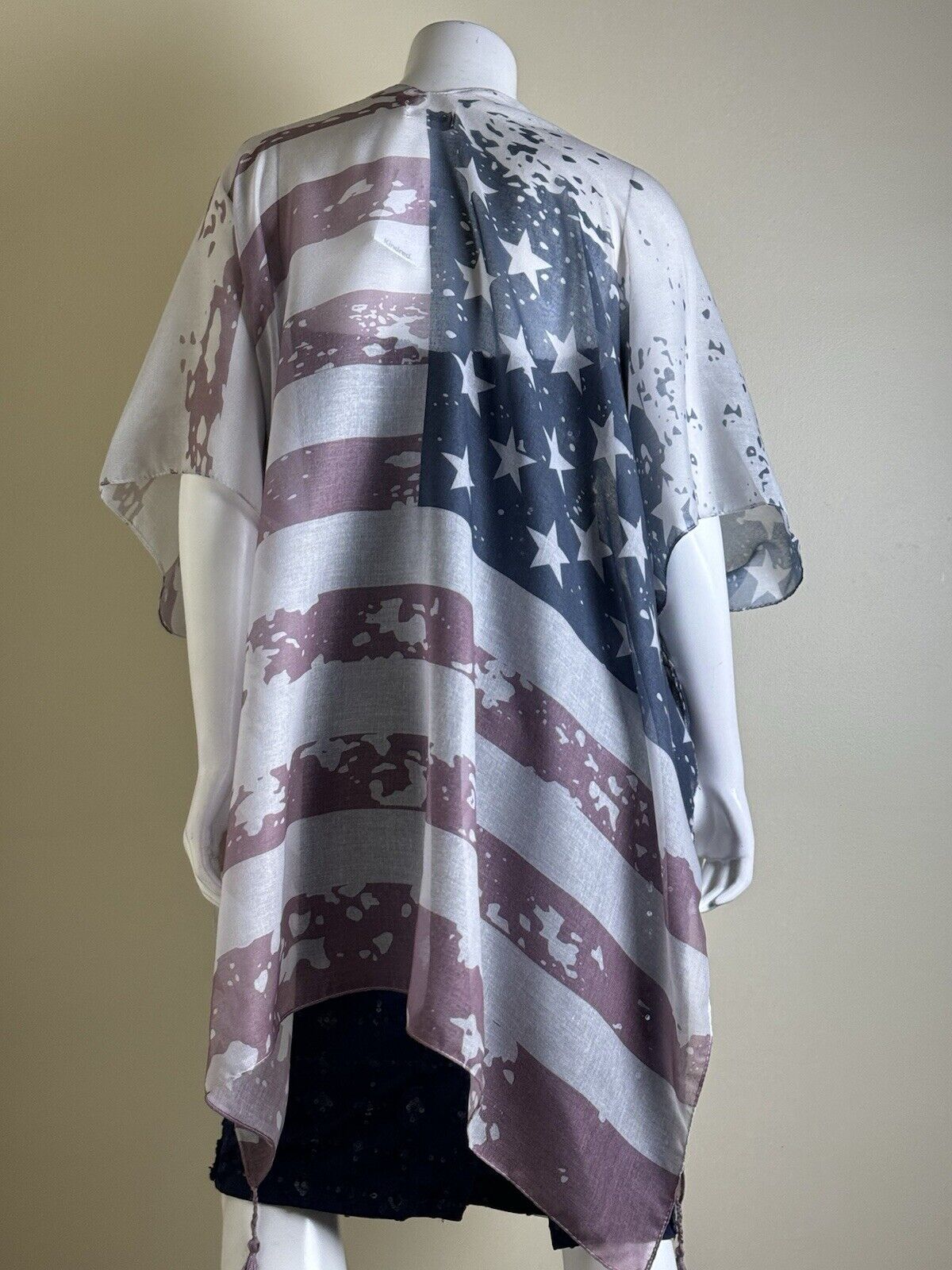 KINDRED Women’s Poncho Top American Flag Printed Size 2X. (04)