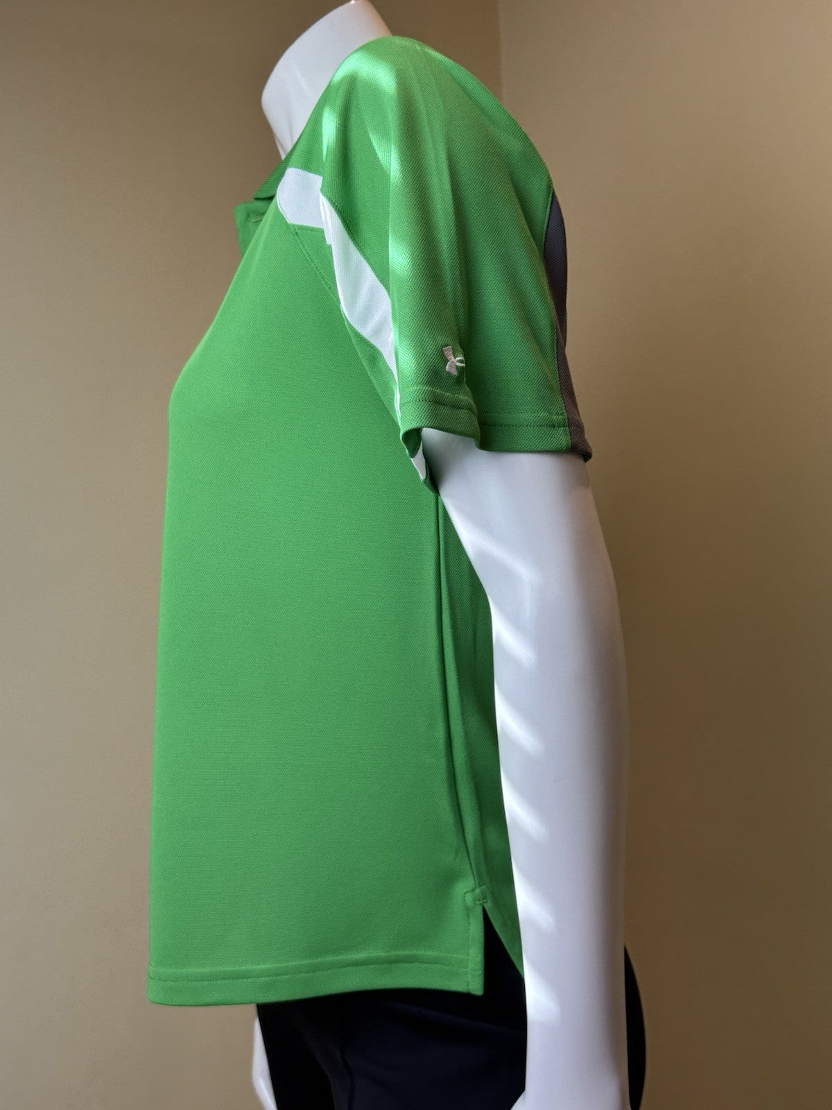 Under Armour Women's Golf Tennis Shirt Sz L.    (B.165)