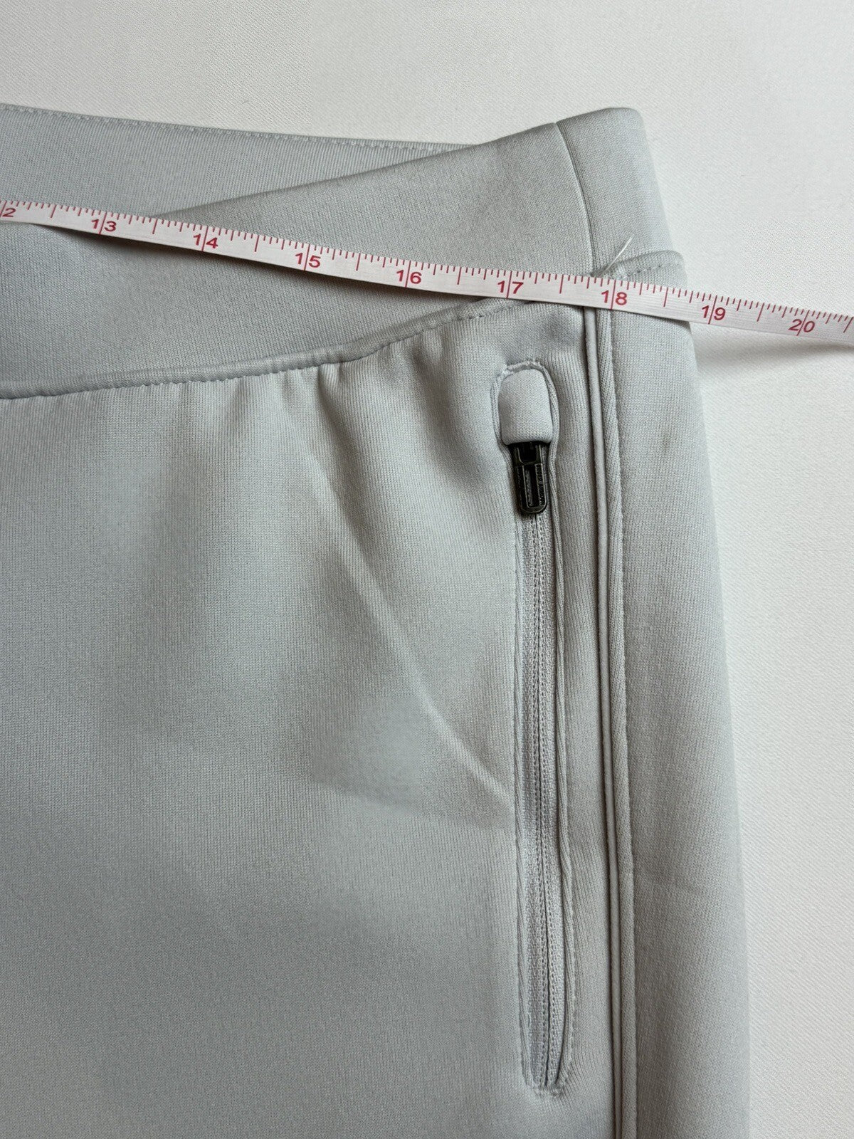 $85 Under Armour Women’s Pants Gray Size XL.  (B.68)