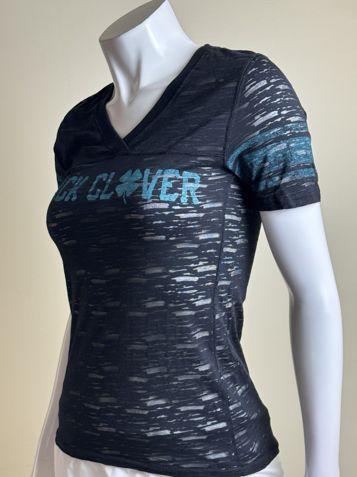 Black Clover Women’s T-Shirt Logo Sz S     (B.182)