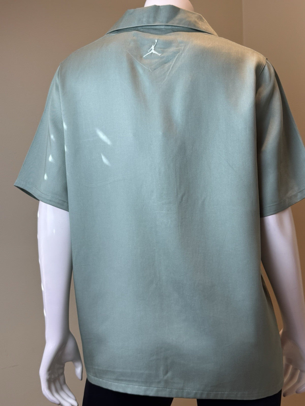 $75 Nike Women’s Michael Jordan Button Down Shirt Sz S.       (B.165)