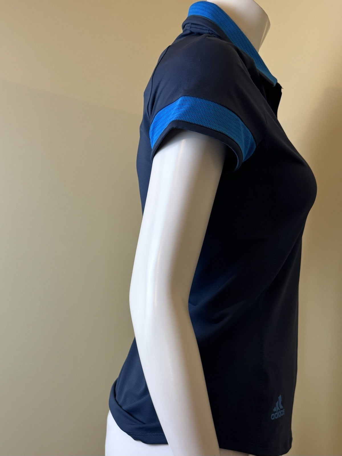 $75 Adidas Women’s Golf Shirt Blue Sz S    (B.161)