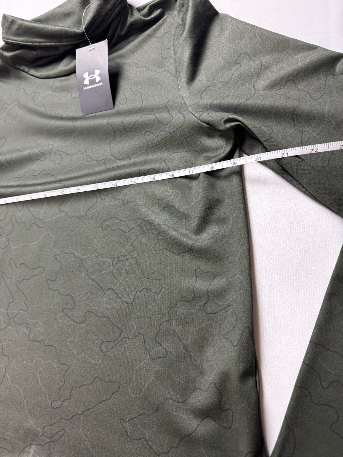 $80 Under Armour Women’s Turtleneck Sweater Size M. (B.102)