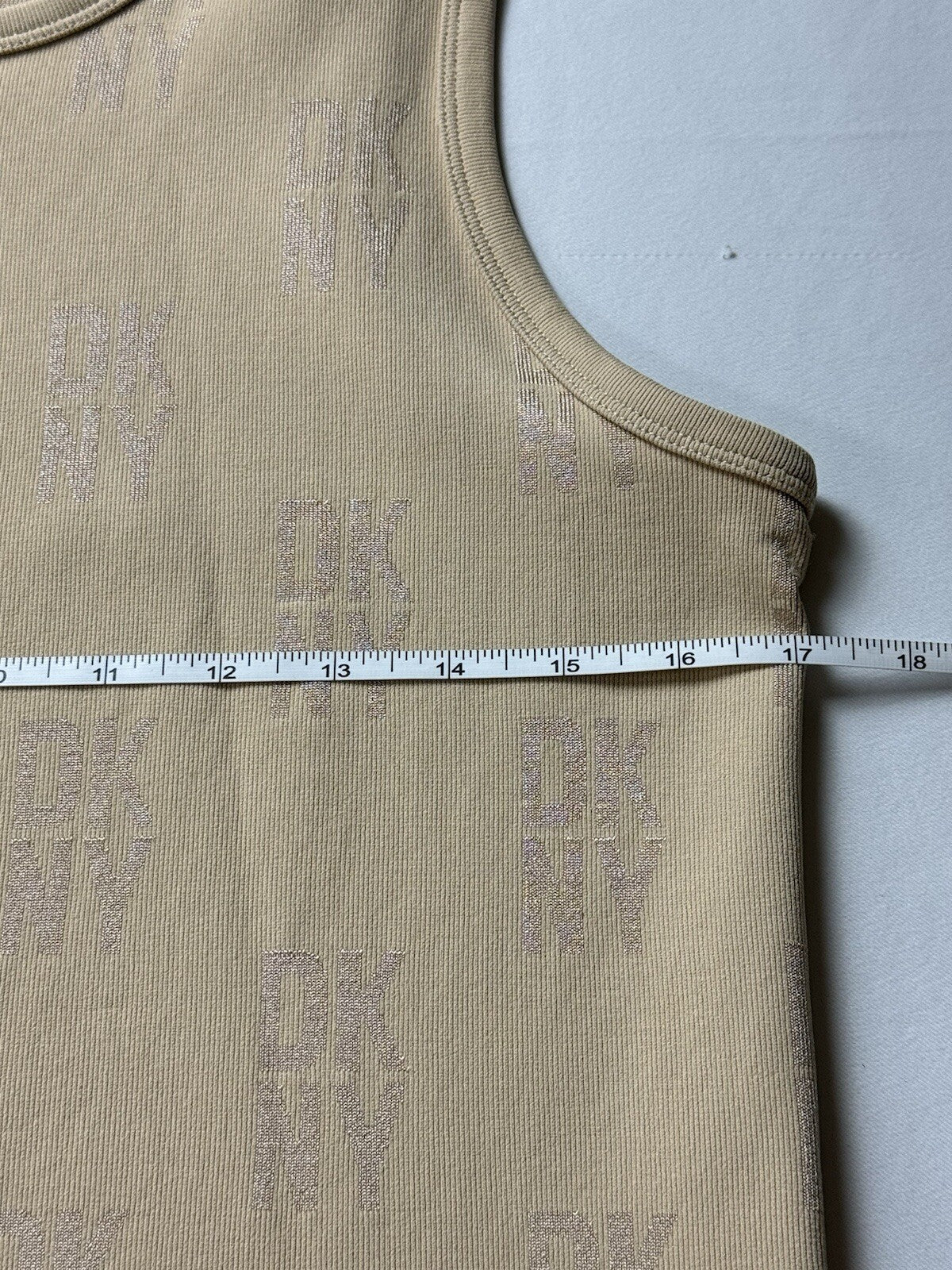 DKNY Women’s Sleeveless Top Sz L.  (B.93)