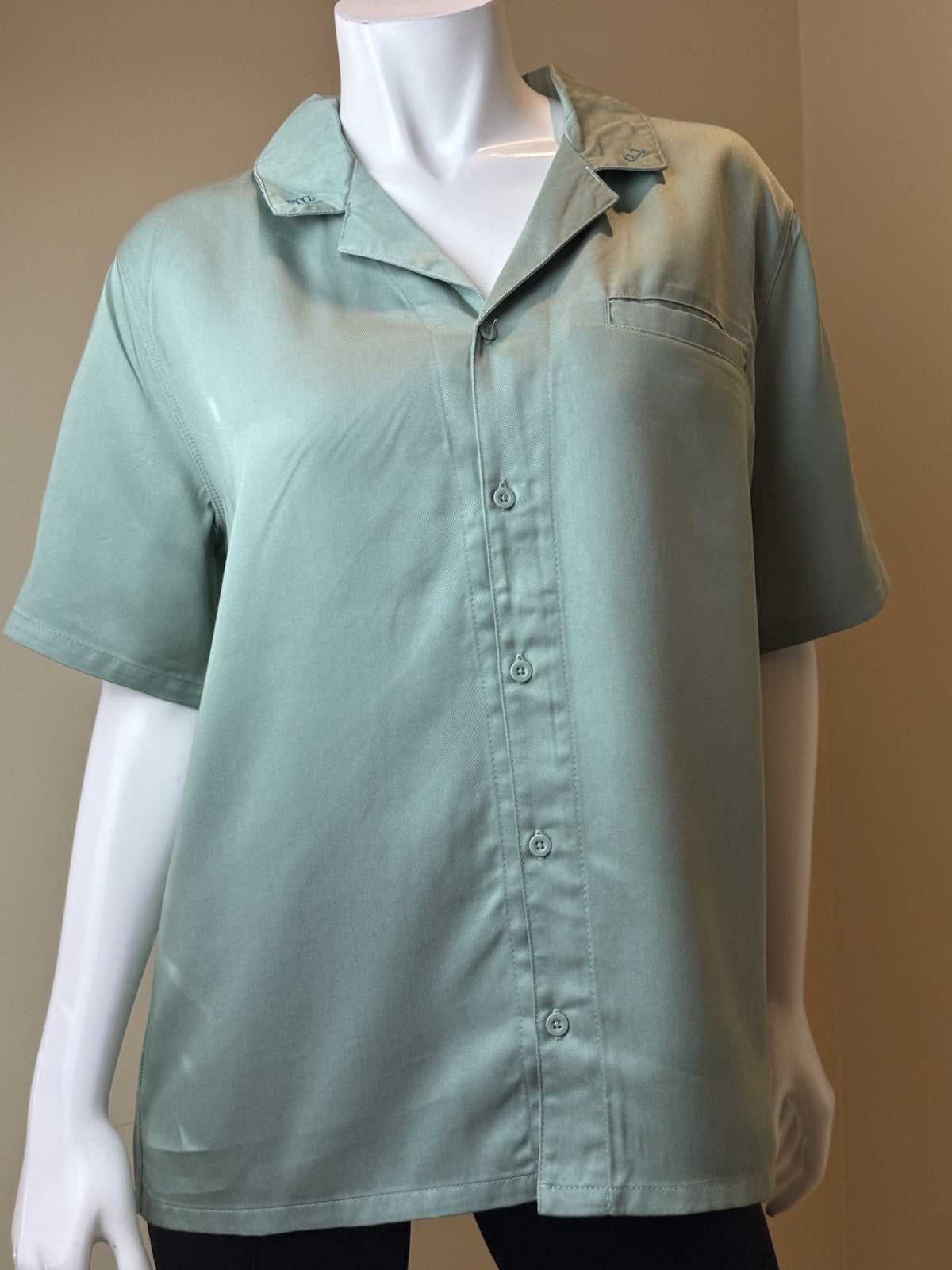 $75 Nike Women’s Michael Jordan Button Down Shirt Sz S.       (B.165)