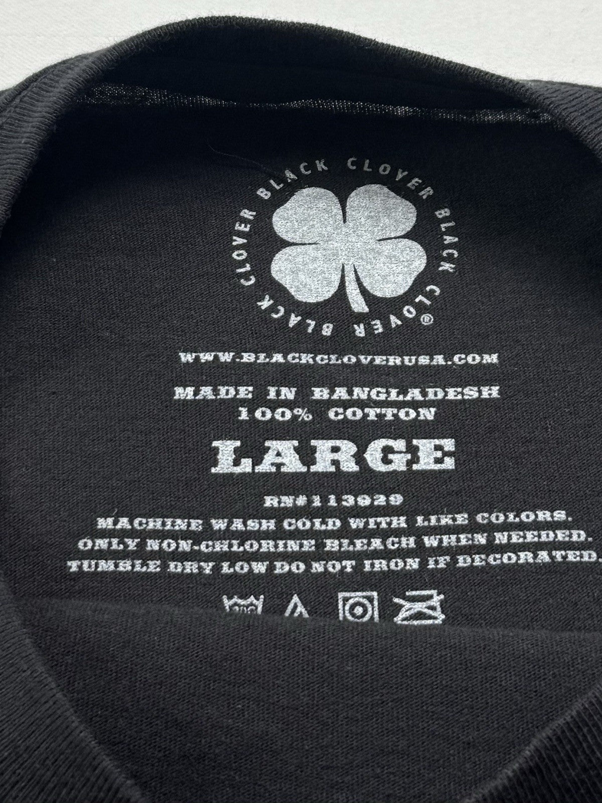 Black Clover Women’s T-Shirt Logo Sz L.     (B.181)