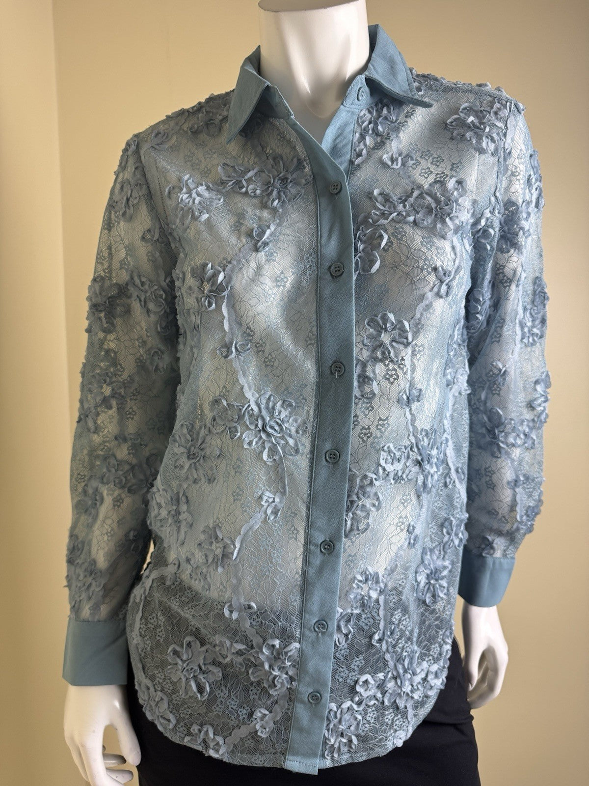 LIFE Women’s Blue Floral Lace Shirt Sz S.  (B.160)