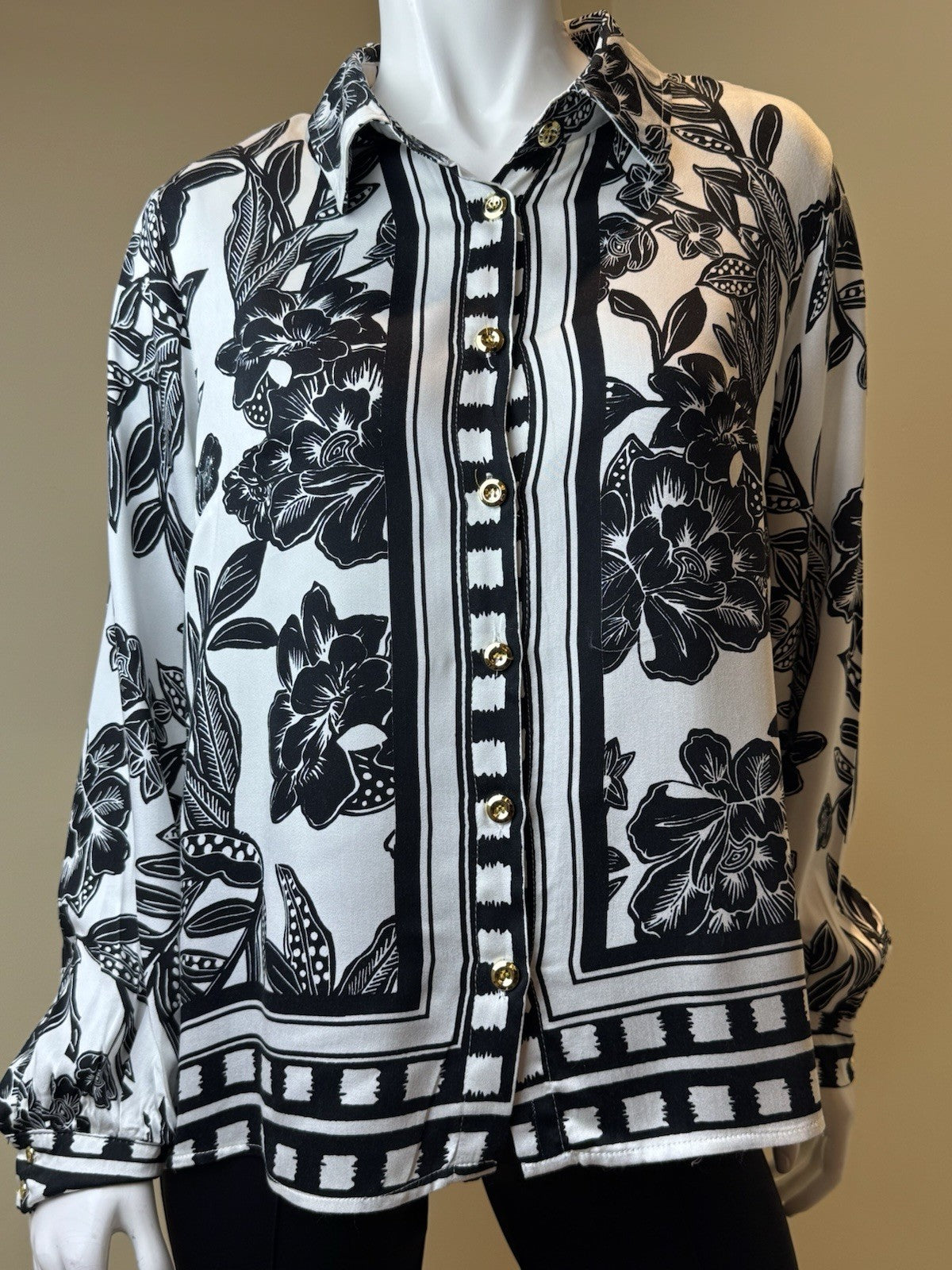 Rose & Thyme Women’s. Black/White Shirt Sz M  ( B.165)