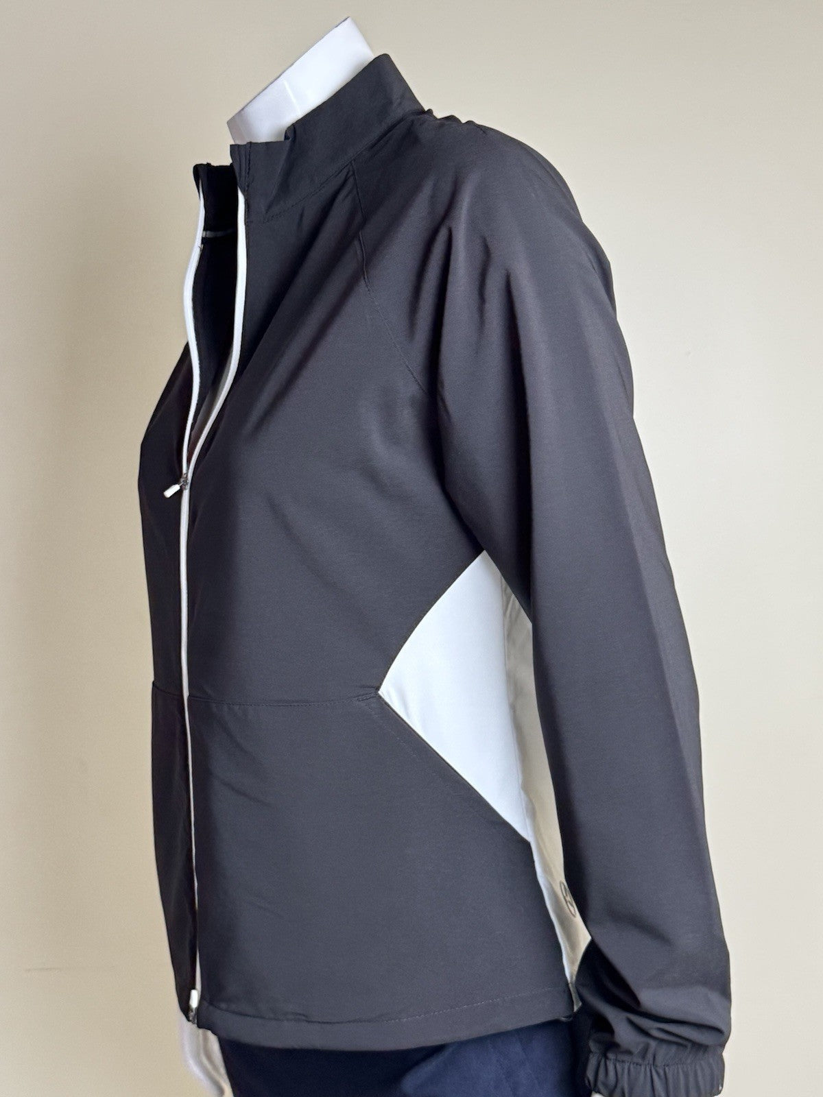 PUMA Women's White with Black Jacket Pockets Sz S.       (B.150/1)