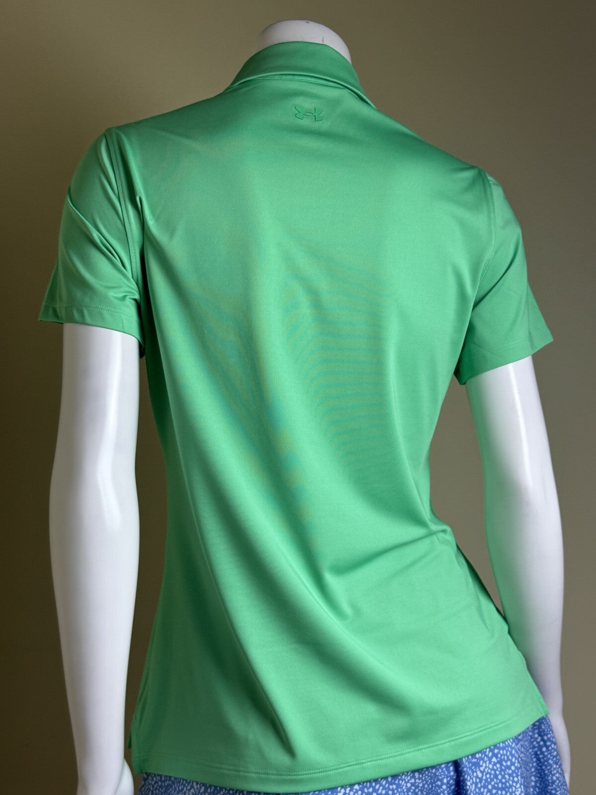 Under Armour Women's Golf Tennis Shirt Sz M.    (B.152)