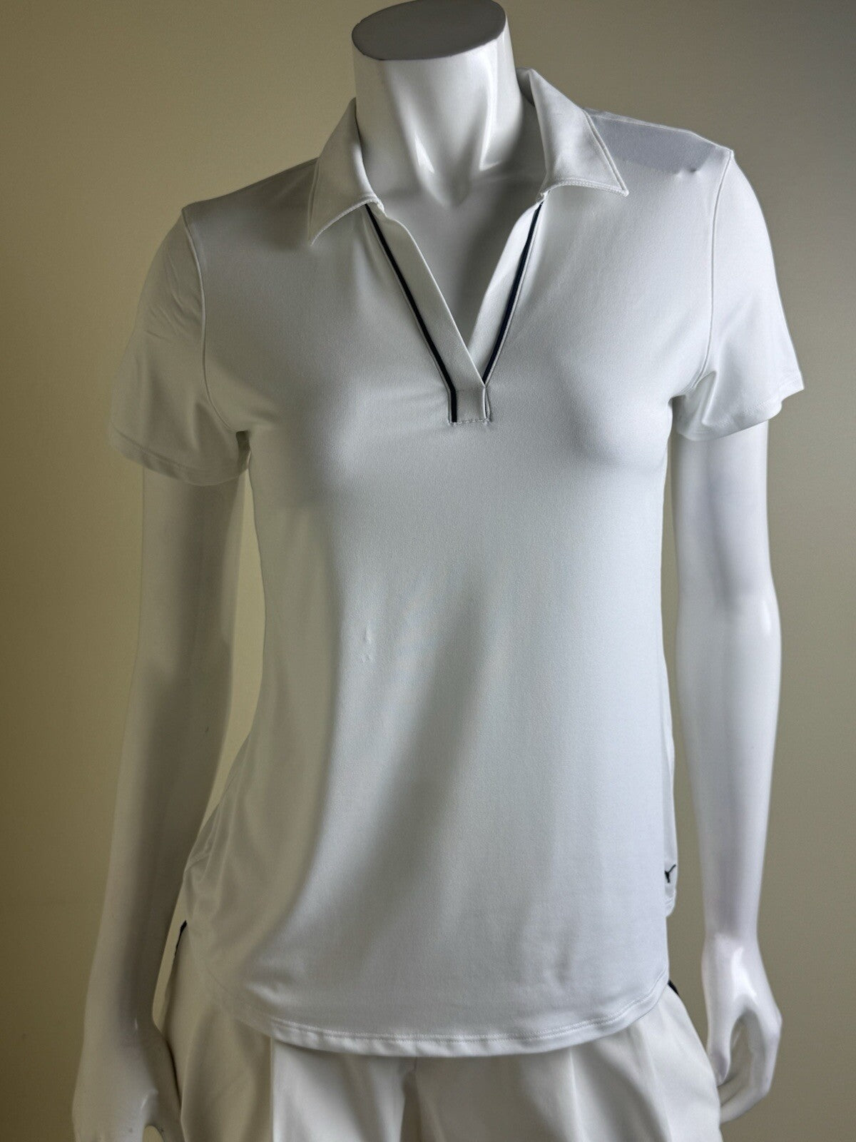Puma Women’s Golf Shirt Sz S.   (B.132)