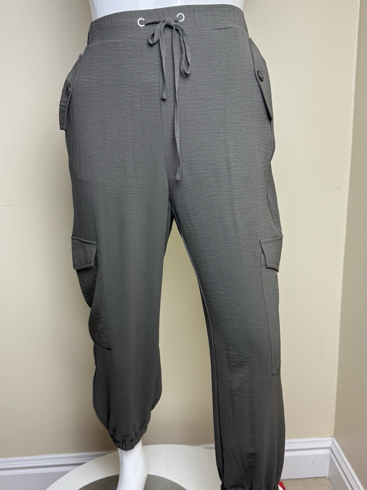 $89 Adrianna Papell Women's  Cargo Jogger Pants Sz L.  (B.144)