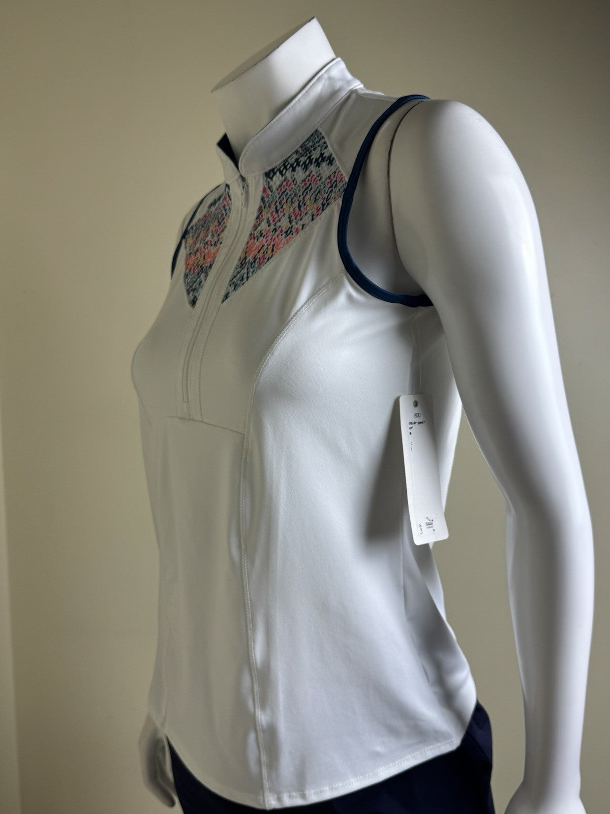Lucky In Love Women’s Top Sleeveless Tennis Golf Shirt Sz XL.     (B.80)