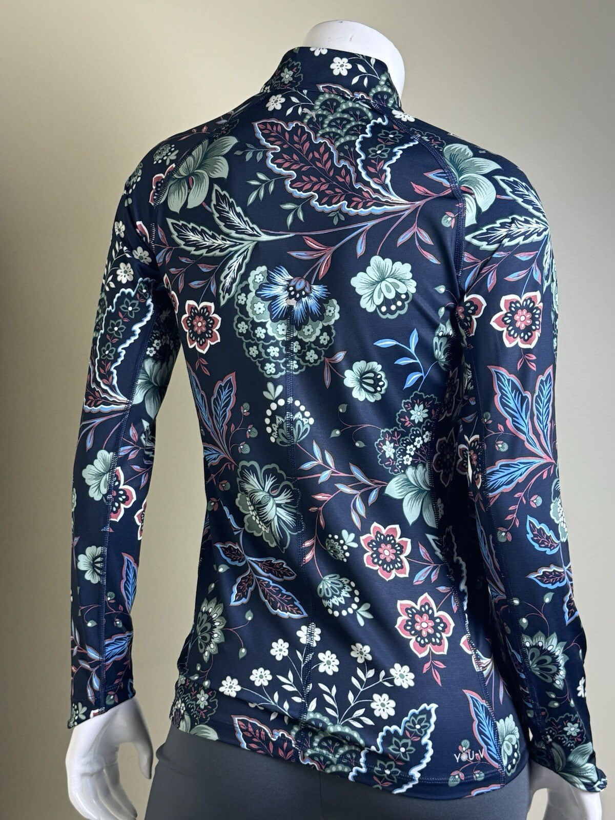 $75 Puma Women's Golf Sweatshirt Size XS.   (B.112)