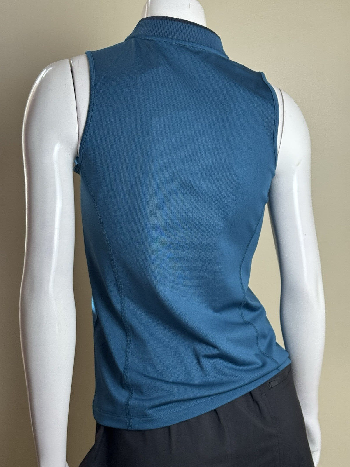 Puma Women’s Golf Shirt Sz S.   (B.184)