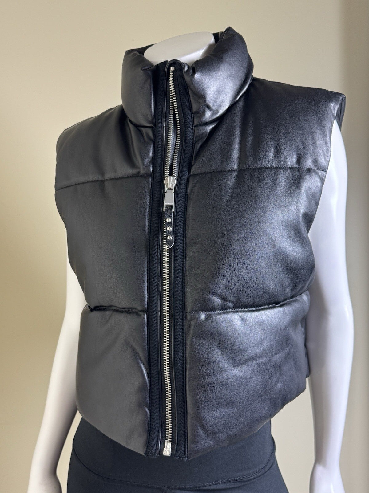 $248 Rebecca Minkoff Women's Mock Neck Cropped Puffer Vest Sz L. (B.123)