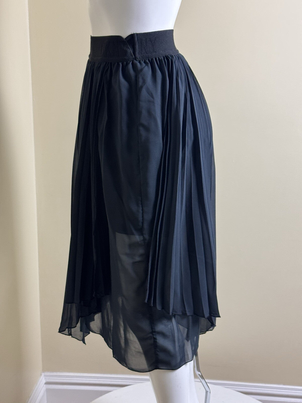 $129 DKNY Women's Lace Skirt Sz XXS.  (B.130)